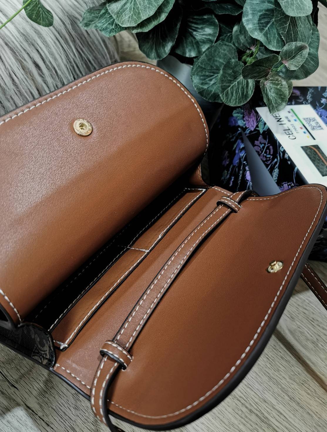 CELINE TRIOMPHE CLUTCH VIP GIFT WITH PURCHASE GWP พรีเมี่ยมกิ๊ฟ Limited Edition จาก CELINE PERFUME DUTY FREE COUNTER