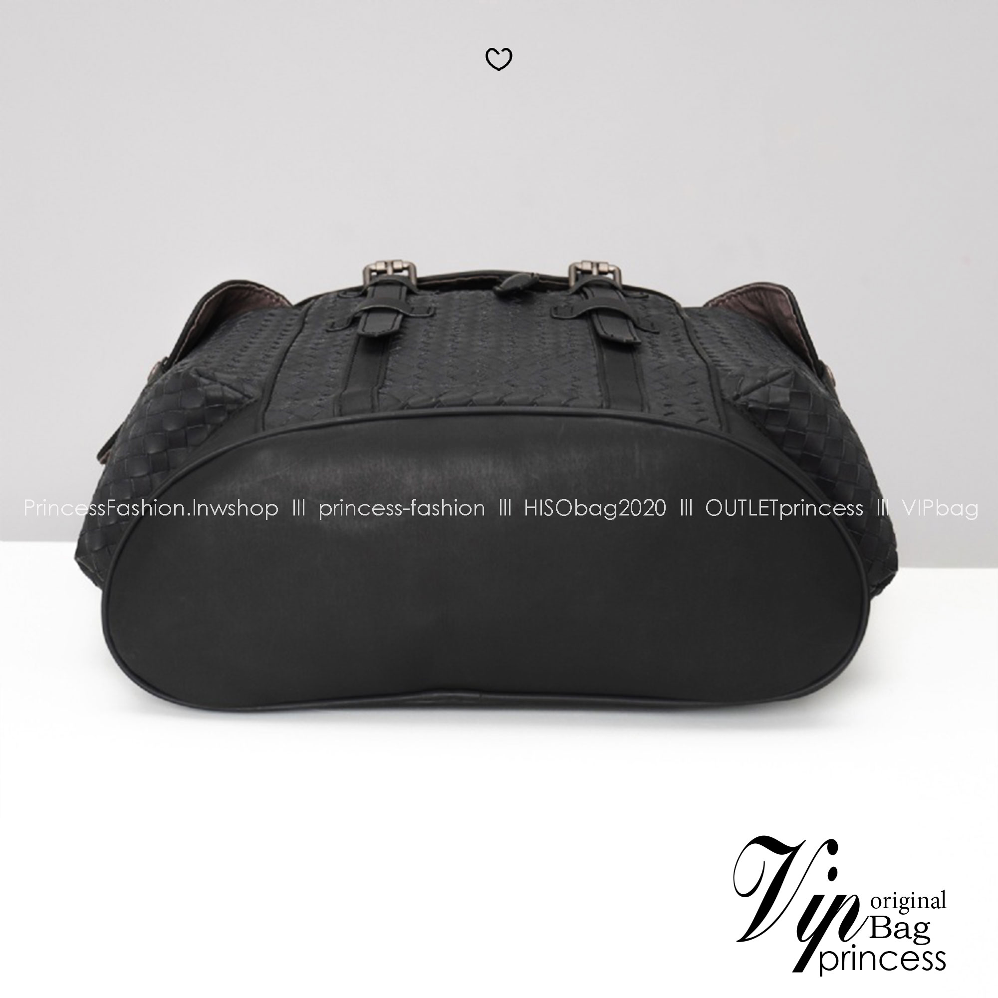 Bottega Veneta Shadow Signature Flap Backpack กระเป๋าเป้ โดดเด่นด้วยงานสานตารางสวยคลาสสิคเรียบหรูเป็นเอกลักษณ์ ดีไซน์เรียบง่าย แต่ดูแพง กิมมิคที่ใครๆก็อยากเป็นเจ้าของ