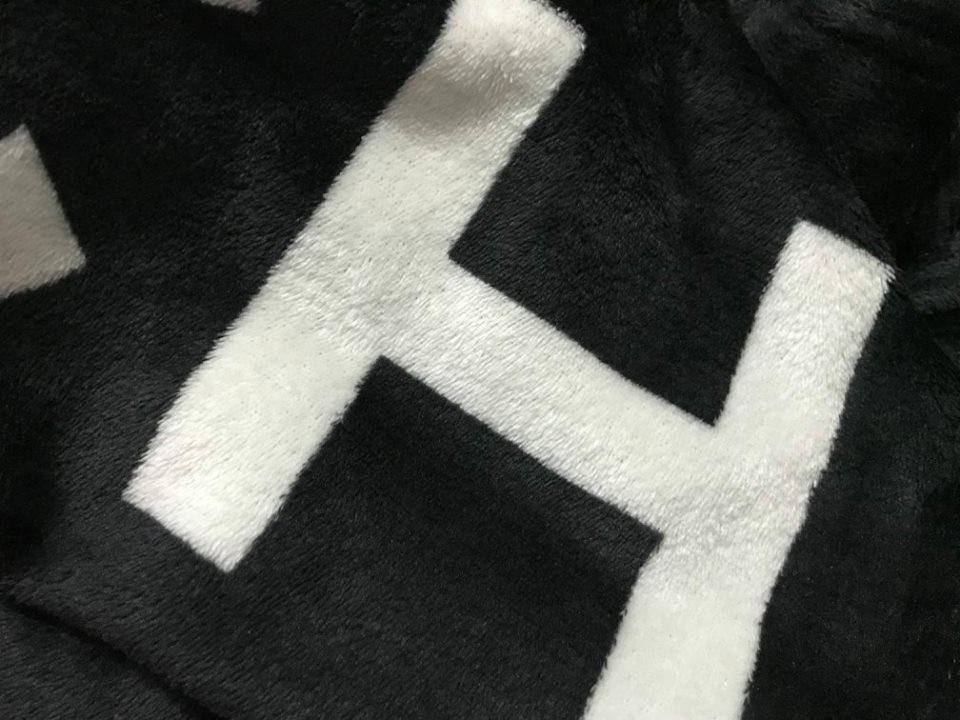 Chanel Blanket ผ้าห่ม Chanel ขนาดกำลังดี พกพาสะดวก VIP. gift จาก chabel เนื้อผ้าสำลีหนานุ่ม ทูโทนขาวดำ คลาสสิก signature แบรนด์ ทรงสี่เหลี่ยมผืนผ้า จะใช้เป็นผ้าห่ม, ผ้าคลุม หรือจะมอบเป็นของขวัญก็เหมาะ สวยหรูดูแพงค่ะ