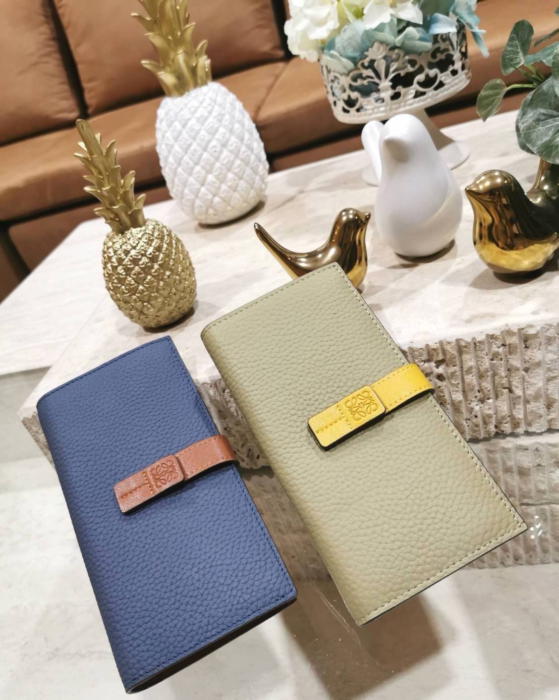 LOEWE LONG WALLET BAG วัสดุหนังแท้เทคเจอร์สวยอยู่ทรงปั้มโลโก้แบรนด์ด้านหน้าเปิดปิดด้วยกระดุม ภายในมีช่องใส่ธนบัตรหลายช่อง ช่องหลักสามารถใส่มือถือได้ มีช่องซิปใส่เหรียญ ช่องใส่ธนบัตรใส่แบงก์พันได้ สวยน่าใช้ พร้อมส่งที่ไทยสุดคุ้มห้ามพลาด!