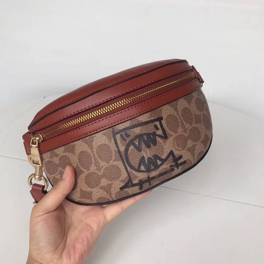 LIMITED EDITION !! COACH BELT BAG IN SIGNATURE WITH REXY BY GUANG YU กลับมาอีกครั้งกับ Coach X Disney สวยงามมากๆค่ะ คาดอก คาดเอวได้ ลาย C ตัดขอบหนังเรียบ มีช่องซิปทั้งหน้า//หลัง ใส่มือถือได้ทุกรุ่น;พาสปอร์ตได้ ;กระเป๋าเงินใบกลางได้;อื่นๆจำเป็นได้ครบค่ะ.