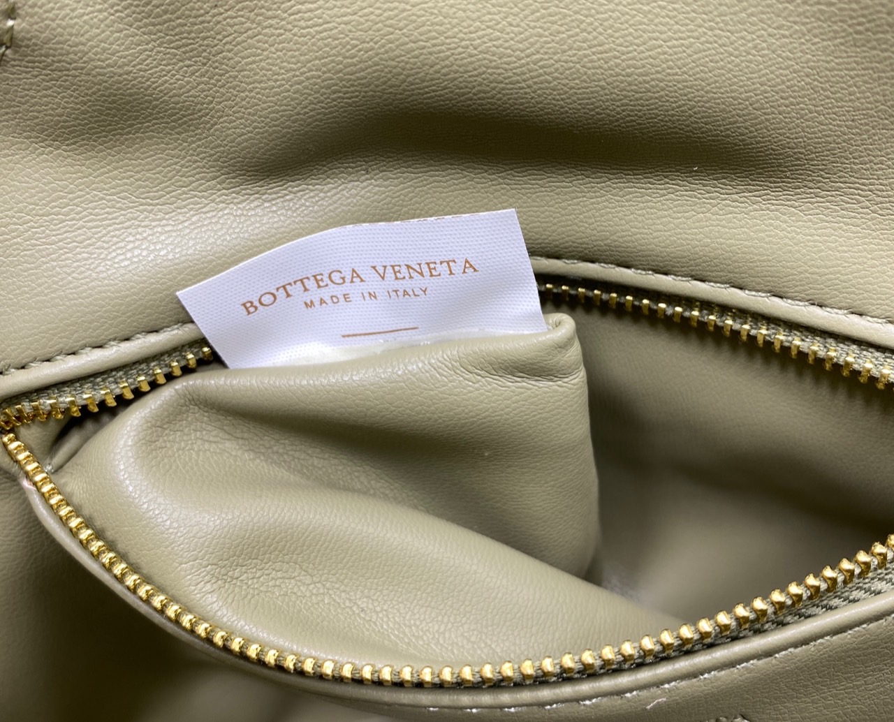 BOTTEGA intrecciato leather Snap Handle Handbag กระเป๋าถือ/สะพาย ดีไซส์สานเป็นเอกลักษณ์ หูจับในตัว หนังสวยงาม เกรดออริ สลับแท้ 1:1 ใช้งานต่างประเทศได้