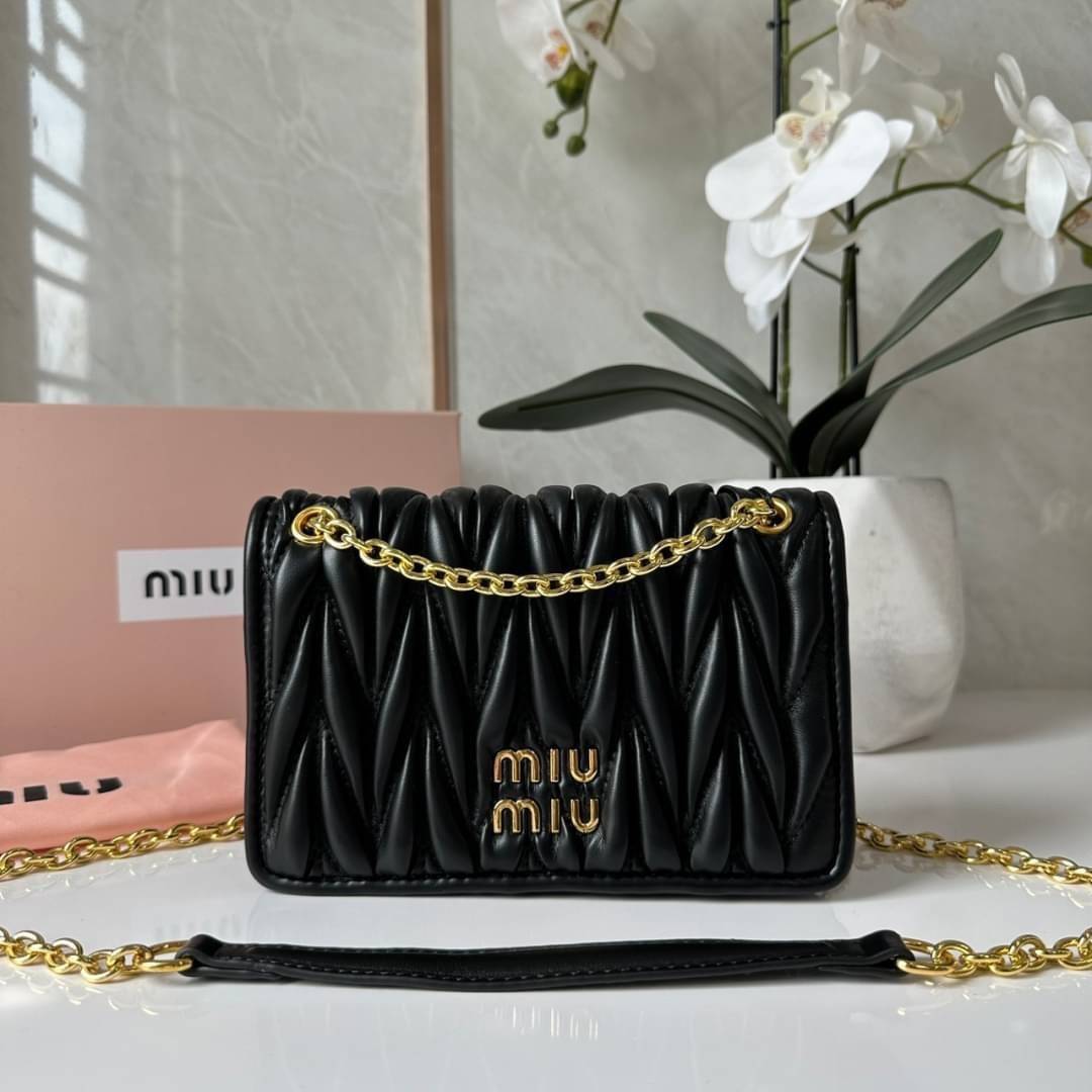 Miu Miu Matelassé Nappa Leather Mini Bag / Miu Miu Woman’S Bag Chain Mini bag กระเป๋ามินิรูปทรงสี่เหลี่ยมวัสดุหนังNappa มีความนุ่มมือและเงางาม