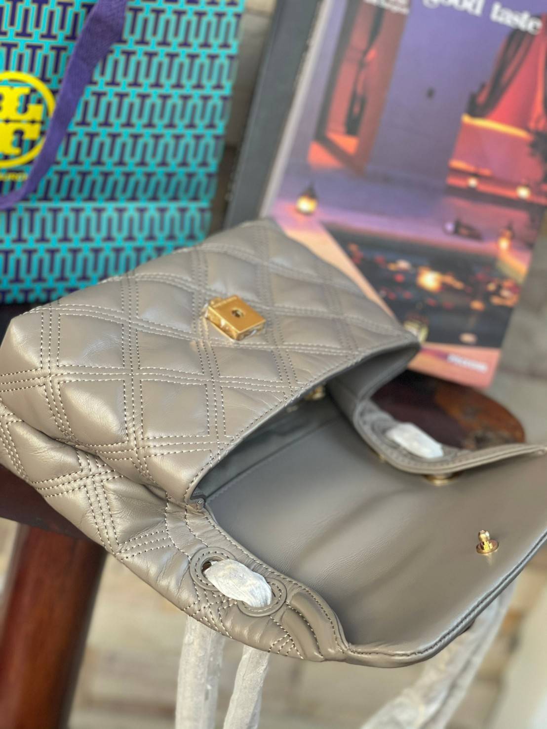 ของแท้ 💯% Tory burch Fleming Soft Small Convetible Shoulder bag กระเป๋าเฟลมมิ่ง (Fleming) สุดคลาสสิค ทำจากหนังนุ่มกับเทคนิคการเย็บแบบควิลท์ เพิ่มความเป็นเอกลักษณ์ด้วยโลโก้ลายดับเบิ้ล