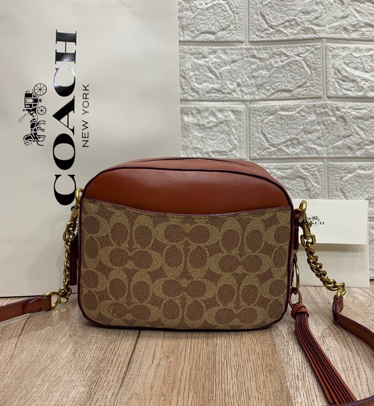 สินค้าขายดี พร้อมสีใหม่ 3สี ในไทยยังไม่มีค่ะ !! COACH SIGNATURE CROSSBODY BOX BAG ((F31208)) กระเป๋าสะพายวัสดุหนังแท้ จาก coach factory outlet หนังนิ่ม ทรงสวย ตัวกระเป๋าลายแบรนด์ ตัดขอบหนังเรียบได้สวยงามค่ะ ด้านหน้า-หลัง มีช่องสำหรับใส่ของ เปิดปิดกระเป๋าแ