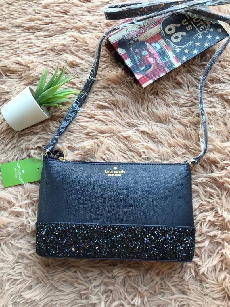 Kate Spade New York Greta Court Ramey Gritter Crossbody Bag กระเป๋าสะพายที่มีดีเทลเป็นกริชเตอร์วิ้งที่ก้นกระเป๋า ด้านบนหนังsaffiano เปิดปิดด้วยซิปเดียวด้านบน ภายในใส่กระเป๋าสตางค์ยาว มินิไอแพคได้ สายสะพายยาว118cmปรับไม่ได้ ขนาดกำลังดีสวยน่าใช้เลยคร้า!!