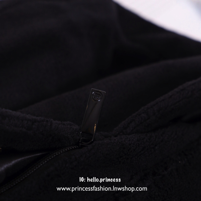 Chanel Beaute Crossbody Bag กระเป๋าสะพาย VIP GIFT ของแท้ จาก Chanel Cosmetic แท้💯 วัสดุขนวูลหนานุ่ม ตัดโลโก้แบรนด์หนังสีขาวสวยโดดเด่น น้ำหนักเบา เปิดปิดด้วยฝาปิดกระดุมแม่เหล็ก ใบใหญ่กำลังดี ใส่ iPad, กระเป๋าสตางค์ใบยาว, และของจุกจิกได้เยอะ มาพร้อม