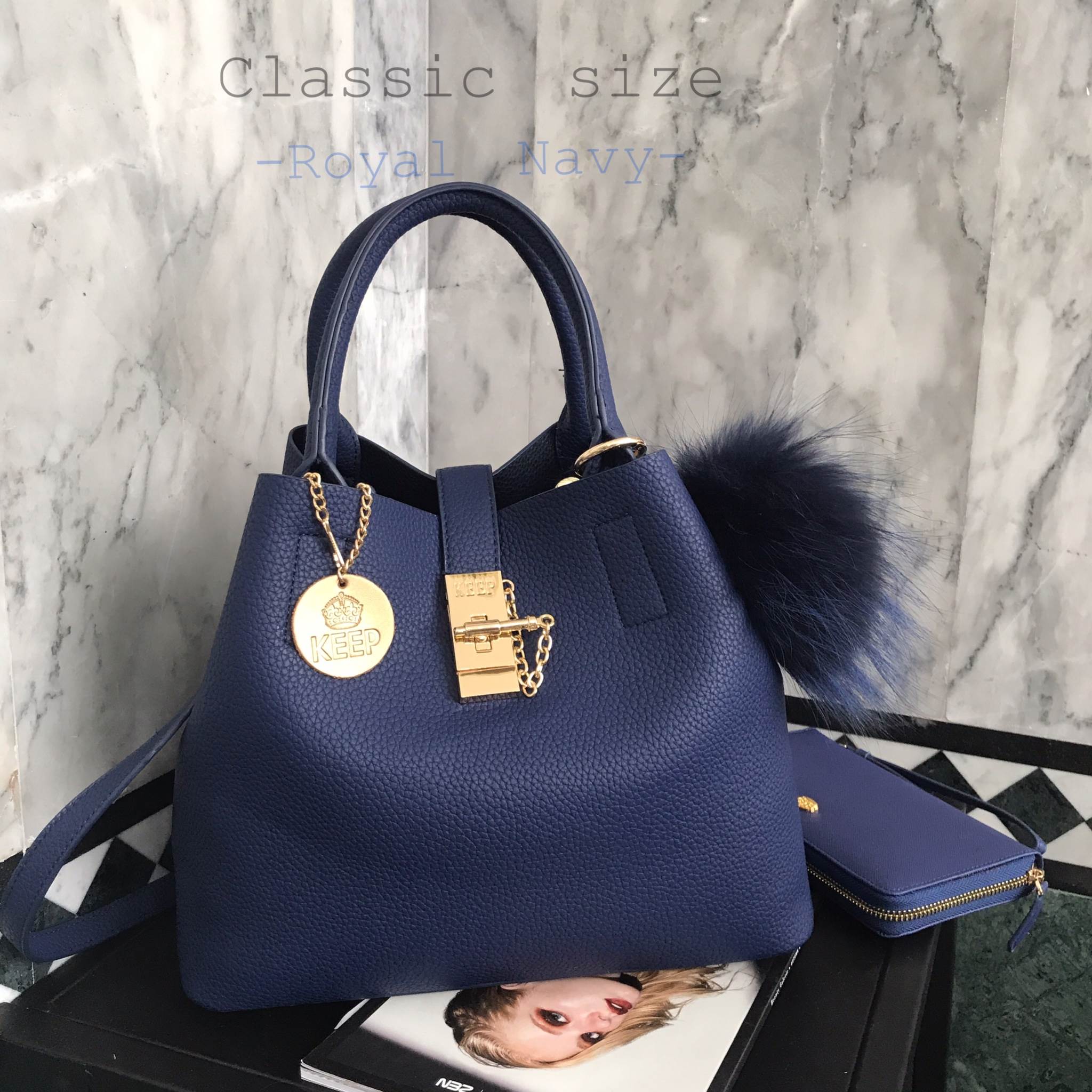 สีใหม่ Royal Navy พร้อมส่งละค่า • KEEP LALA BAG • พร้อมส่ง 2 ขนาด ตามการใช้งาน 👑สวย หรู เวอร์วัง อีกแล้วค่า กับกระเป๋า 2 in 1 ปรับเก็บทรง ได้ถึง 2 แบบ มาพร้อมพวงกุญแจ ปอมปอม ฟรุ้งฟริ้ง น่ารักมาก คะ ตัวกระเป๋าเป็นหนังเนื้อดีที่สุด เนื้อนิ่ม ลายหนัง