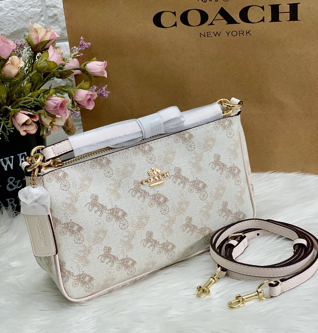 COACH POUCH HORSE AND CARRIAGE PRINT ((36674)) รุ่นแนะนำ ได้ไปไม่ผิดหวังแน่นอนค่ะ! กระเป๋าหิ้ว//สะพายไหล่//สะพายข้างได้ วัสดุ pvc นิ่มอย่างดี ลายรถม้าทั้งใบ สวยงามค่ะ เปิดปิดกระเป๋าแบบซิป ภายในสามารถใส่กระเป๋าเงินใบยาวได้;ของจำเป็นได้ครบค่ะ มีช่องเล็กให้ใ