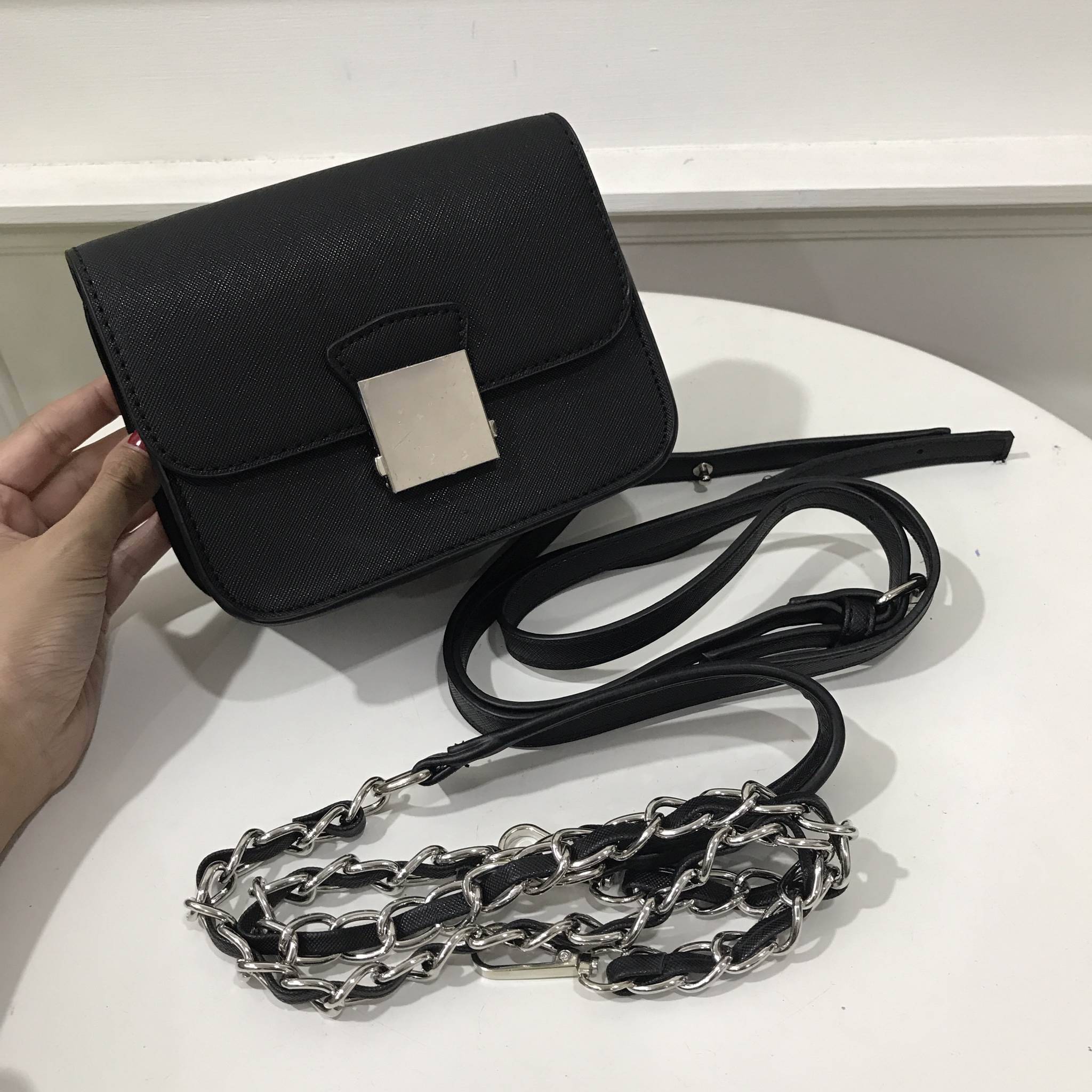 New Zara cross body with 2 straps กระเป๋าสายสะพายเก๋ช่วงนี้ต้องมานะคะ ใบนี้คุ้มสุดๆซื้อหนึ่งเหมือนได้สองใบค่ะ ตัวกระเป๋าขนาดกะทัดรัดสามารถใส่ iphone 7plus ได้ค่ะ มีสายมาให้ถึงสองสายคือสายธรรมดาสีเดียวกับตัวกระเป๋าค่ะ หากวันไหนอยากเพิ่มความแซ่บให้เปลี่ยนมา