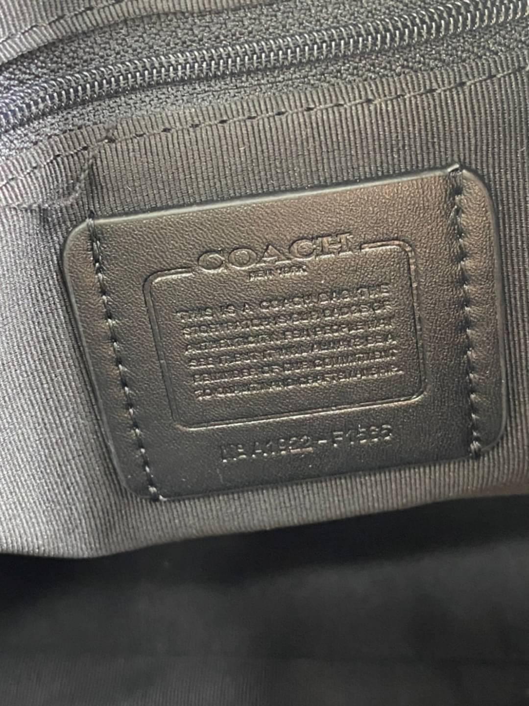 COACH Tote in Signature Canvas Bag กระเป๋าสะพายทรงช้อปปิ้ง สายกระเป๋าเป็นหนังสลับโซ่ทองสวยงาม เพิ่มความหรูหรา ภายในโล่งกว้างใส่ของได้เยอะมาก วัสดุ Canvas เคลือบลายซิกเนเจอร์และหนัง พร้อมซิปกลางเก็บของได้มิดชิดเลยค่ะ มี 3 สี น้ำตาล ดำ ขาว