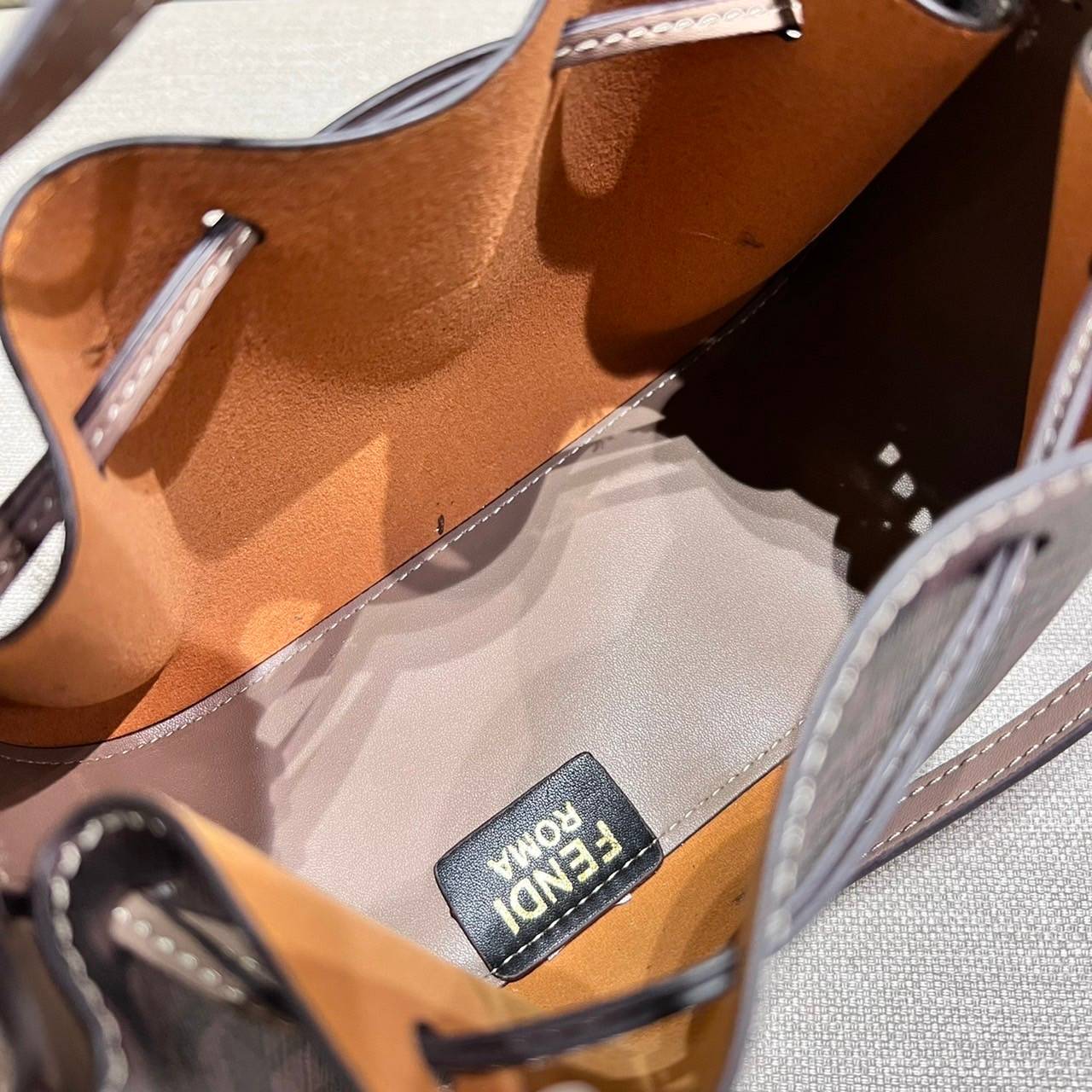 Fendi Pomodorino mini FF leather bag / FENDI FF mini bag รุ่นลิมิเต็ด หายาก ขนาดกำลังสวย ดีไซน์ทรงไม่ซ้ำใคร เก๋ๆตรงดีเทลรูดเก็บปากกระเป๋า วัสดุหนังแคนวาสเคลือบลาย มาพร้อมหูจับในตัว และสายครอสมีมาให้ ปรับได้เล็กน้อย ภายในโล่งกว้าง ใส่ของจำเป็นได้ครบ ใบจริง