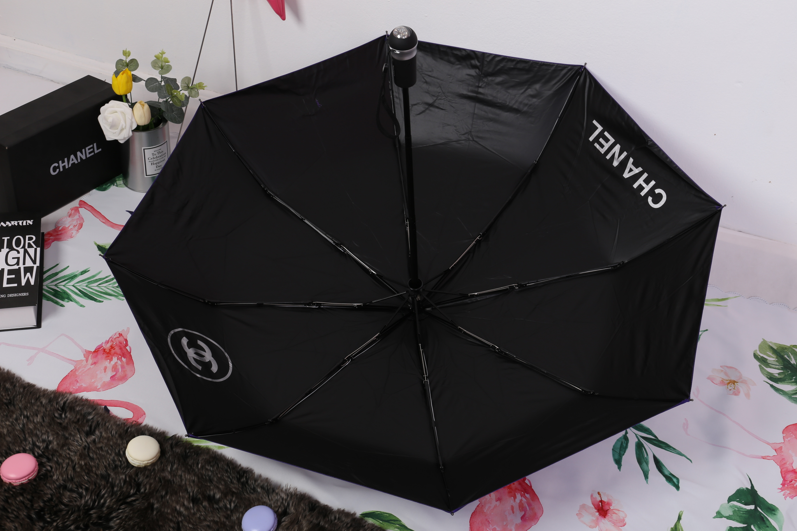 Chanel VIP Umbrella Set - Rare & Limited Chanel Airlines Edition - box & sleeve Vip Gift Chanel ของแท้ 100% ด้ามจับและกระดุมมีแบรนด์ชาแนลทุกจุด ตรงปลายด้ามจับเป็น Handy LED Light to Handle ไฟเปิด-ปิด และเปลี่ยนสีได้อัตโนมัติ ใช้ส่องเวลาเดินตอนกลางคืน ใช้ถ