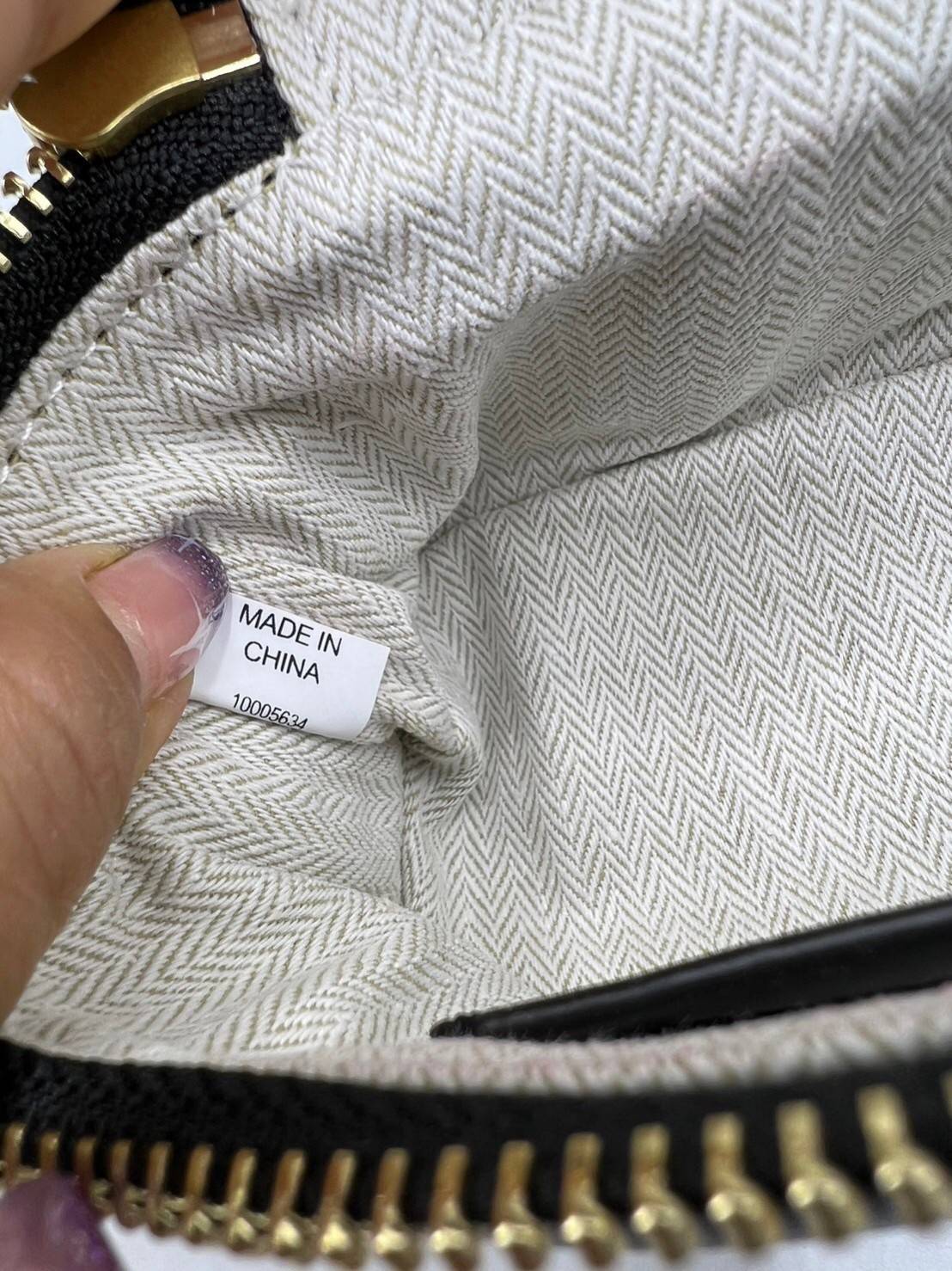 TORY BURCH Kira Chevron Mini Vanity Case Bag กระเป๋าถือ/สะพาย ใส่เครื่องสำอางค์ ใส่ของใช้จำเป็นได้ ทรงกล่องสวย ที่สามารถใช้เป็น everyday bag สะพายได้ทุกวัน