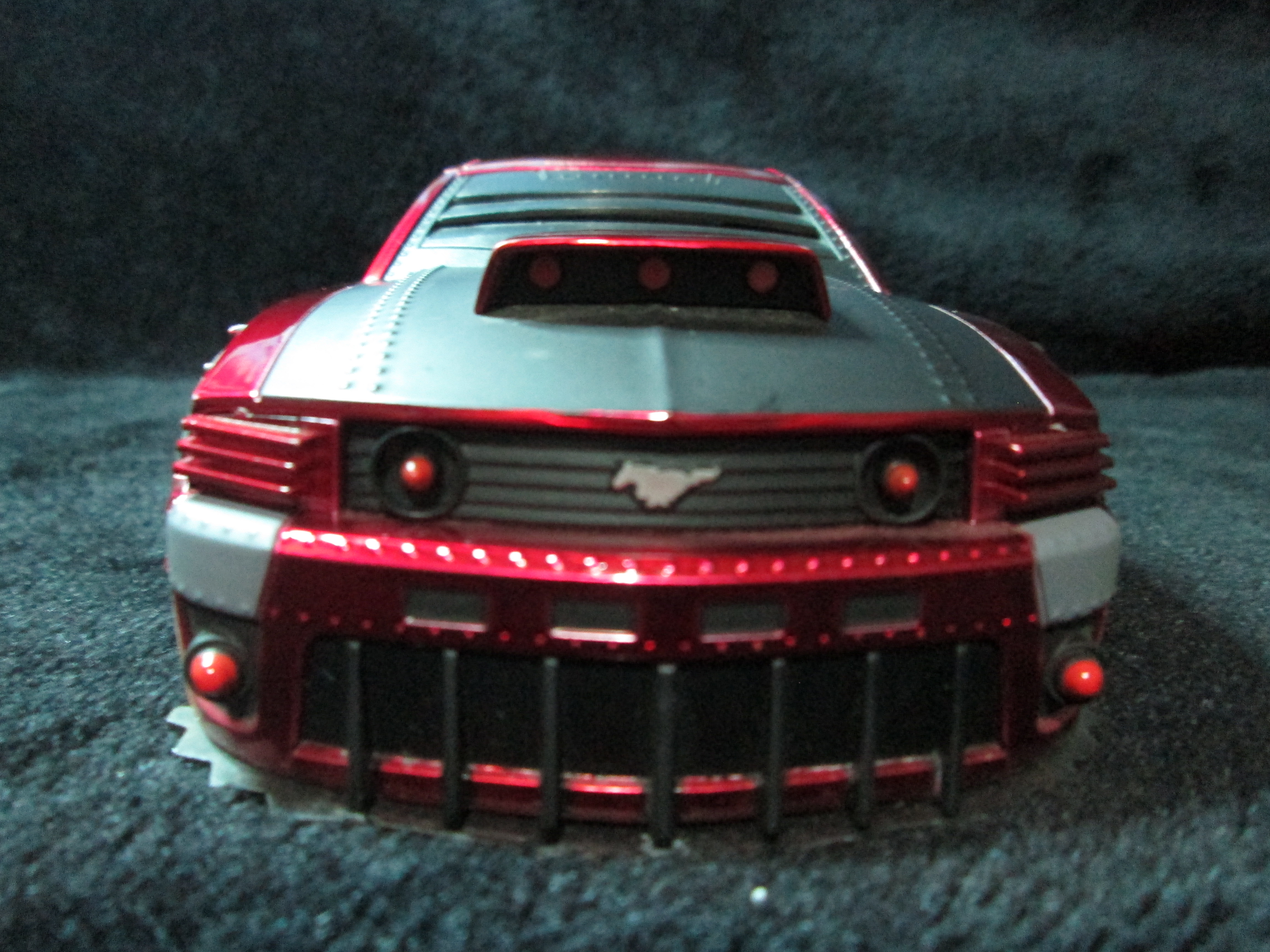 รถเหล็ก JADA - BATTLE MACHINES 2006 FORD MUSTANG GT 1/24 DIRT RED ใช้สำหรับตั้งโชว์ สภาพเหมือนใหม่