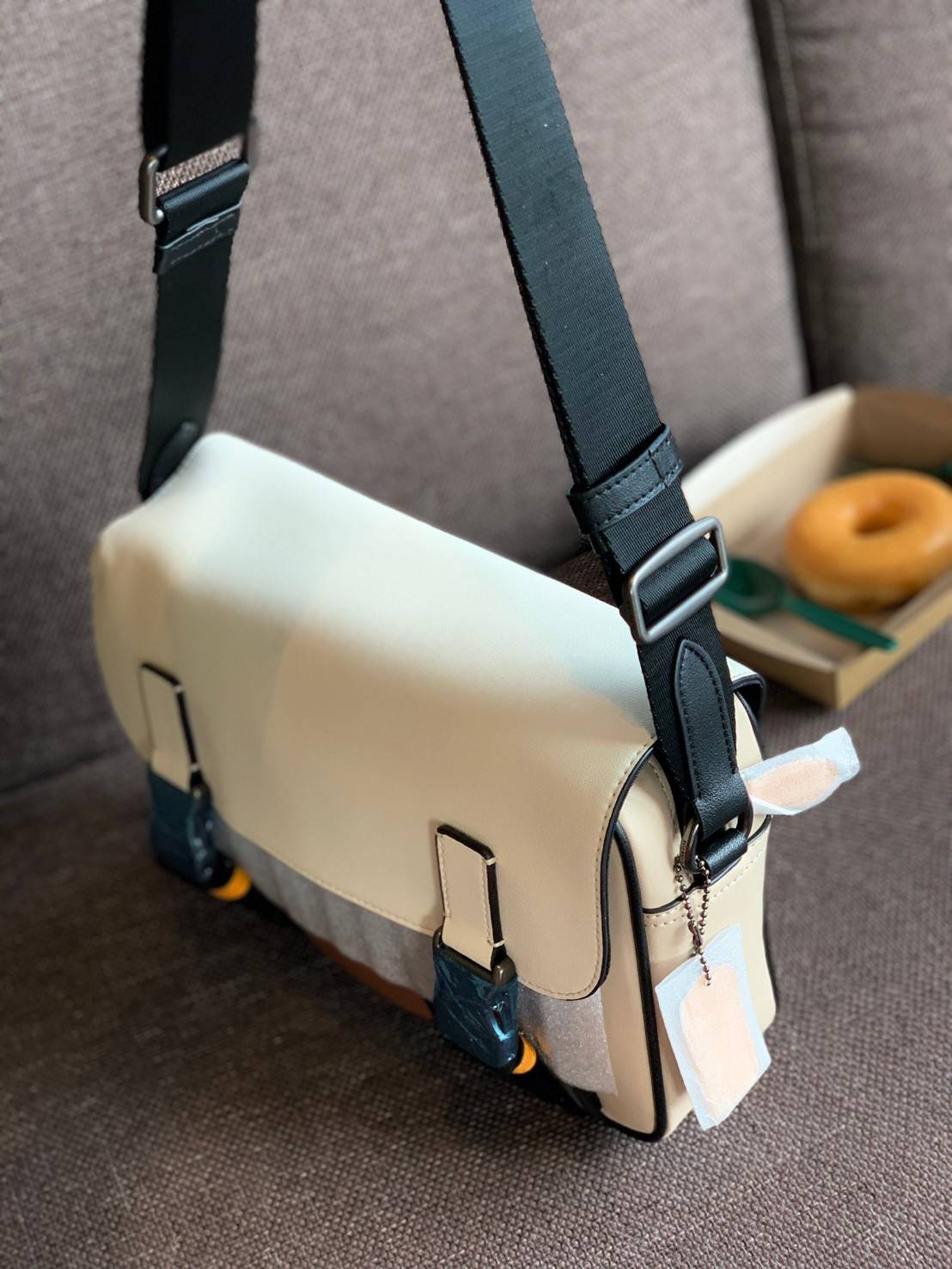 ไม่มีถือว่าพลาดมากๆ สำหรับรุ่นนี้ ใหม่เอี๋ยมเลยค่าา😘 COACH TRACK CROSSBODY IN COLORBLOCK ((4141//4021)) พร้อมส่งที่ไทย ใหม่ล่าสุดค่ะ! กระเป๋าสะพายครอสบอดี้ร์หรือสะพายข้าง หนังแท้ชั้นดีที่สุด หนังนิ่มสวยมากๆค่ะ ด้านหน้าเย็บป้ายหนังโลโก้แบรนด์ เปิดป