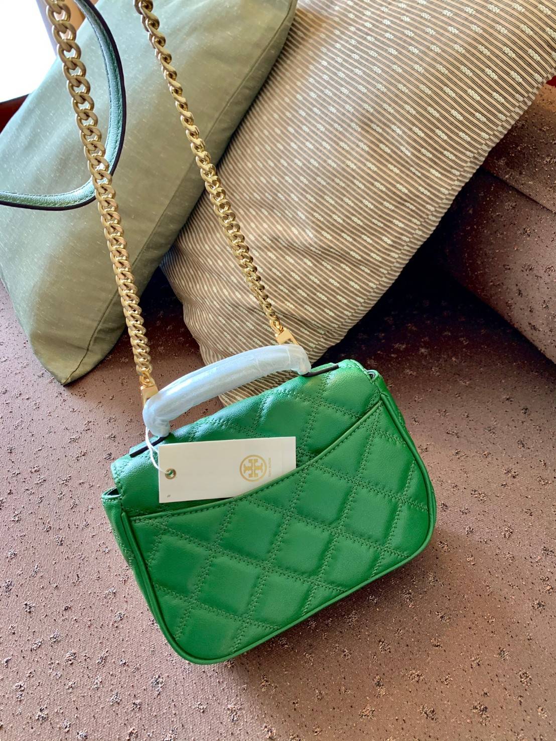 Tory Burch Willa Mini Top Handle Bag พร้อมส่งที่ไทย ใบจริงคือสวยสุดดไปเลยค่าา! กระเป๋าสะพายข้างหรือหิ้วก็เก๋ไปอีกเลยค่ะ! หนังแท้อย่างดี ลายนวมนิ่มมือดีมากค่ะ ด้านหน้ามีอะไหล่โลโก้แบรนด์ เปิดปิดกระเป๋าแบบกระดุมแม่เหล็ก ภายในสามารถใส่กระเป๋าเงินใบกลางได้;มื