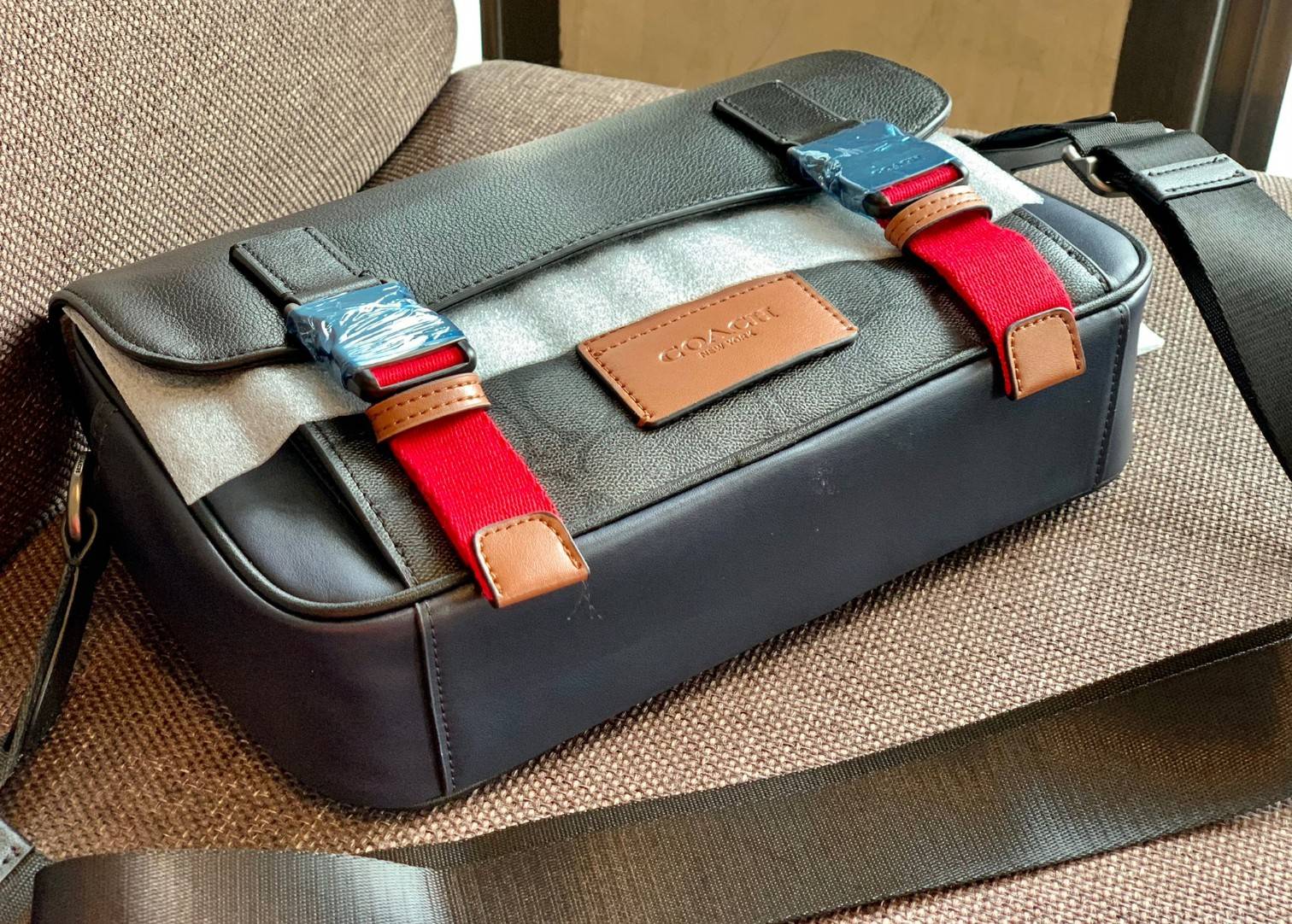 ไม่มีถือว่าพลาดมากๆ สำหรับรุ่นนี้ ใหม่เอี๋ยมเลยค่าา😘 COACH TRACK CROSSBODY IN COLORBLOCK ((4141//4021)) พร้อมส่งที่ไทย ใหม่ล่าสุดค่ะ! กระเป๋าสะพายครอสบอดี้ร์หรือสะพายข้าง หนังแท้ชั้นดีที่สุด หนังนิ่มสวยมากๆค่ะ ด้านหน้าเย็บป้ายหนังโลโก้แบรนด์ เปิดป