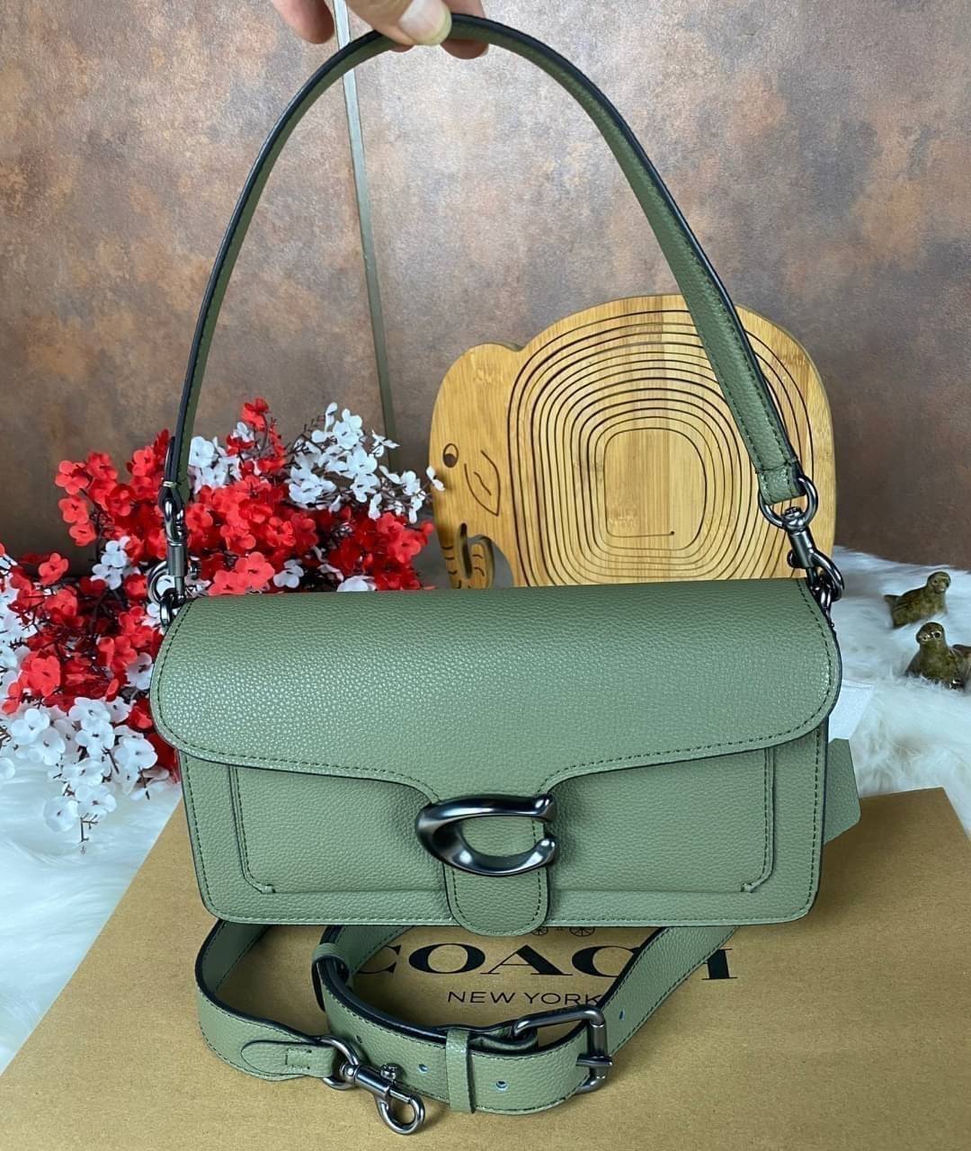 COACH TABBY SHOULDER BAG 26 ((73995)) พัฒนามากจากกระเป๋า Coach รุ่นดังยุค 1970 ทำจากผ้า Canvas เคลือบลายซิกเนเจอร์ หนังลายกรวดและหนังกลับ ด้วยวัสดุคลาสสิค มากับสายที่ถอดได้ถึง 2 สาย ไม่ว่าจะเป็นสายหิ้วหรือสายสะพาย หนังลายกรวดและหนังลูกวัวแบบเนื้อละเอียด แ