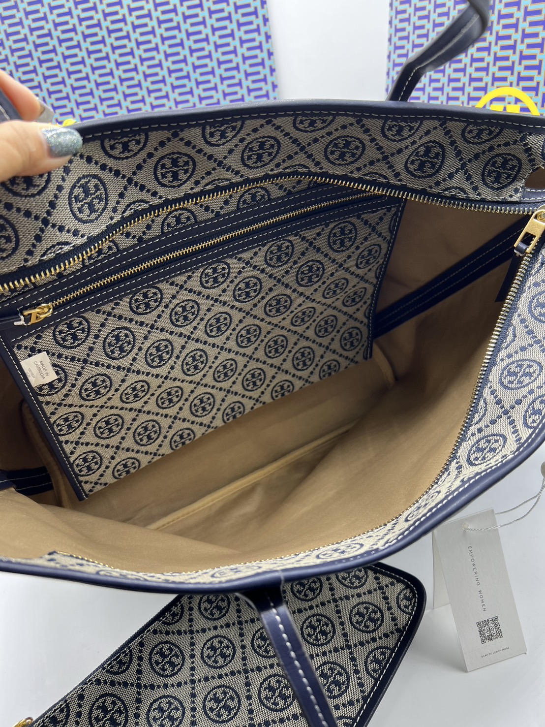 ORI หนังแท้ | Tory Burch T Monogram zip tote bag กระเป๋าทรงโท้ทใบใหญ่ทรงกว้างพร้อมใบเล็กเข้าเซ็ท งานผ้าแจ็คการ์ดตัดขอบหนัง เดอะเบสท์ เซลเลอร์!! ที่สุดของไอเท็มยอดฮิตติดอันดับ ขายดี ขายได้ตลอด ลายโมโนแกรมสุดคลาสสิค สาวๆว่าต้องมีติดบ้านจริงๆน้า