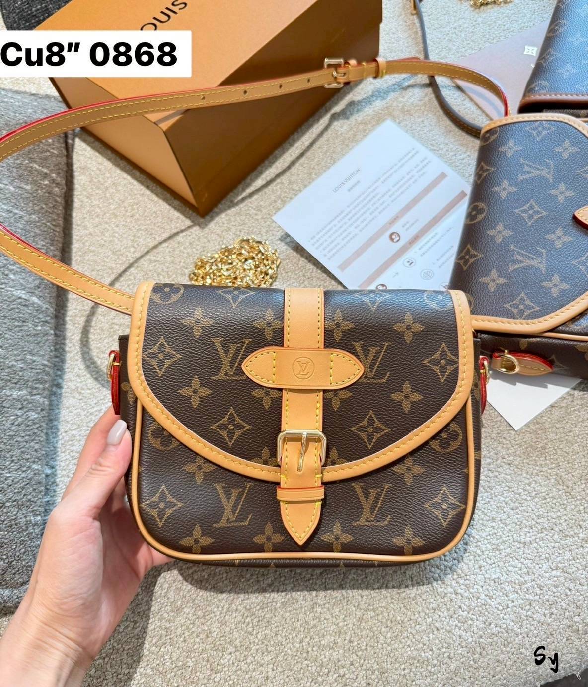 LV Marilyn White Multicolor Monogram Canvas Shoulder Bag สุดคุ้มกับกระเป๋าดีไซน์ใหม่ จัดคู่ดูโอ้ ได้ 2 ใบในราเดียว ปรับใช้งานได้ทั้งคาดเอวหรือสะพายได้ มาพร้อมสายสะพาย 2 แบบ ทั้งสายหนังและสายโซ่ คุ้มยิ่งกว่าอะไรทั้งหมดเลยค่า