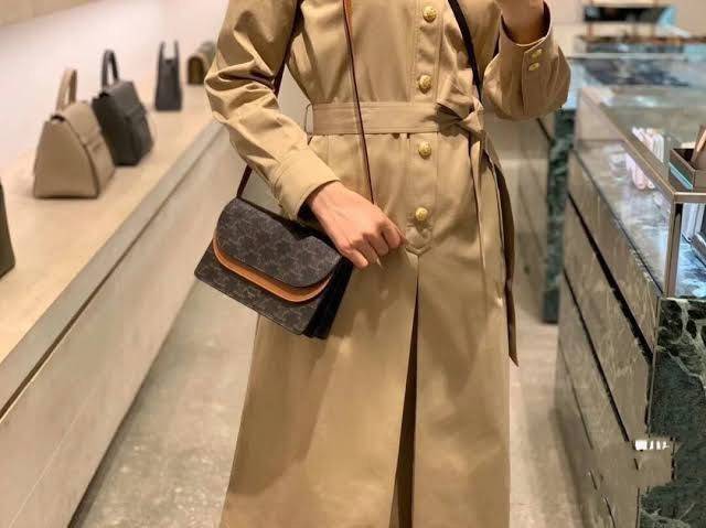 CELINE WALLET ON STRAP IN TRIOMPHE CANVAS กระเป๋าสะพายไหล่สุดเก๋ใบนี้ผลิตจากผ้าใบเคลือบอย่างดีพร้อมขอบหนังสีน้ำตาล กระเป๋ามีสายสะพายหนังสีน้ำตาลพร้อมฮาร์ดแวร์สีทอง ถอดสายออกเพื่อเป็นกระเป๋าถือทรงคลัชท์เปลี่ยนลุคช์ ลวดลายtriomphe ความเป็นแบรนด์ CELINE ได้อ