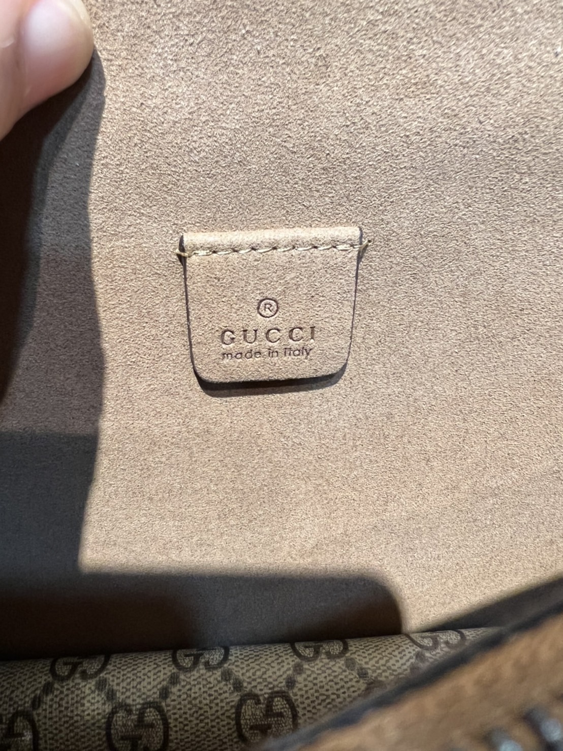 28CM หนังแท้ GUCCI Dionysus shoulder bag ฮอตไอเท็ม รุ่นนี้ขายดีขายหมด สวยหรู คุณหนู ผู้ดีมาก!! นานๆ มาจะมาน้าา รุ่นหายากค่ะ กระเป๋าสะพายข้าง ดีไซน์อยู่ทรง ขนาดกำลังสะดวกใช้สำหรับสาว วัสดุหนังแท้เต็มใบ ภายในแบ่งสัดส่วนได้เป็นอย่างดี งานจริงดีงาม สาวๆได้ไปร