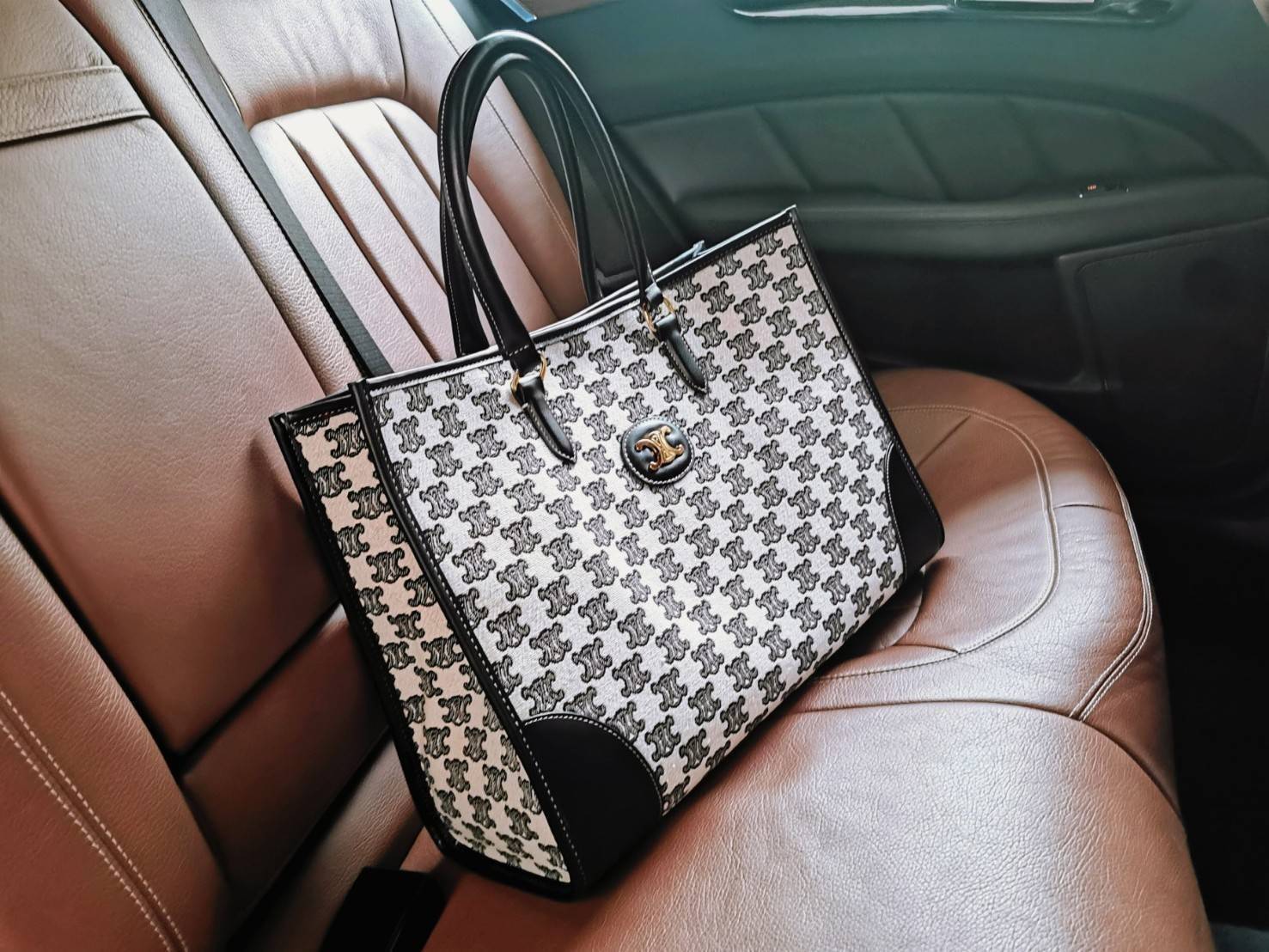 CELINE LARGE TOTE BAG VIP วัสดุ CANVAS ทรงเหลี่ยมดีไซน์ Casual สวยคลาสสิคสไตล์สาว Lisa ใบใหญ่ใส่สัมภาระได้เยอะจุใจภายในโล่งกว้าง ใส่เอกสาร A4 หนังสือ กระเป๋าสตางค์ มือถือ ของใช้ได้เยอะ หูจับหนังเเข็งแรงจับถนัดมือจะถือหรือสะพายก็ดูดี ไอเท็มแนะนำฮิตพร้อมส่ง