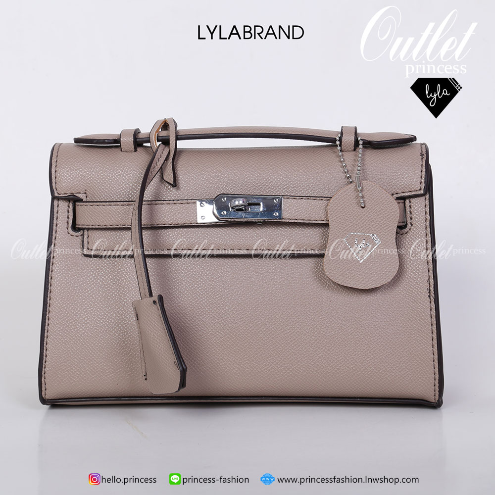 LYLABRAND🔔 KELLY MINI SIZE 22 CM / EPSOM PU TOP PREMIUM มาพร้อมสายหนังและสายโซ่คุณภาพดีสุดๆ ใบเล็กน่ารักพอดิบพอดีถือเป็นครัชออกงานได้ให้ลุคหรูสุด หรือจะใส่กับชุดทำงาน กางเกงยีนส์ ได้หมด ครบเลยค่ะ ให้ลุค ผู้ดีมากๆ ใส่ iphone plus ได้ทุกรุ่น มีสีให้