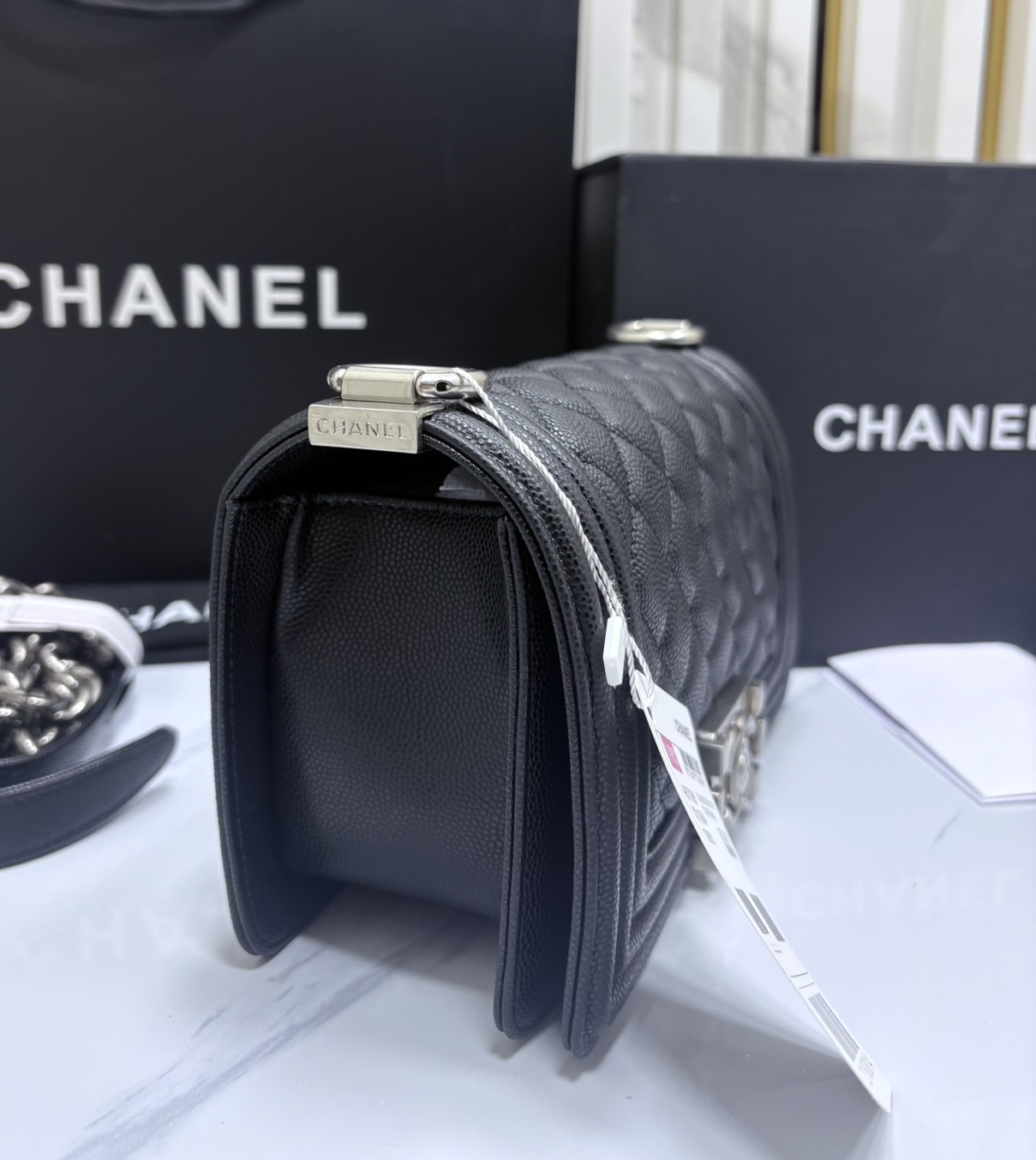 ORI หนังแท้ | CHANEL Boy 20cm shoulder bag กระเป๋าสะพายรุ่นยอดนิยมสุดคลาสสิคตลอดกาล หรูหราระดับตำนาน สวยงามเหนือกาลเวลา ขนาดเล็กน่ารัก ไม่ว่าเวลาจะผ่านไปเเค่ไหนก็ไม่เคย Out เรียบ หรู คลาสสิค ผู้ดี ไฮโซที่แท้ทรูสวยมากค่ะ
