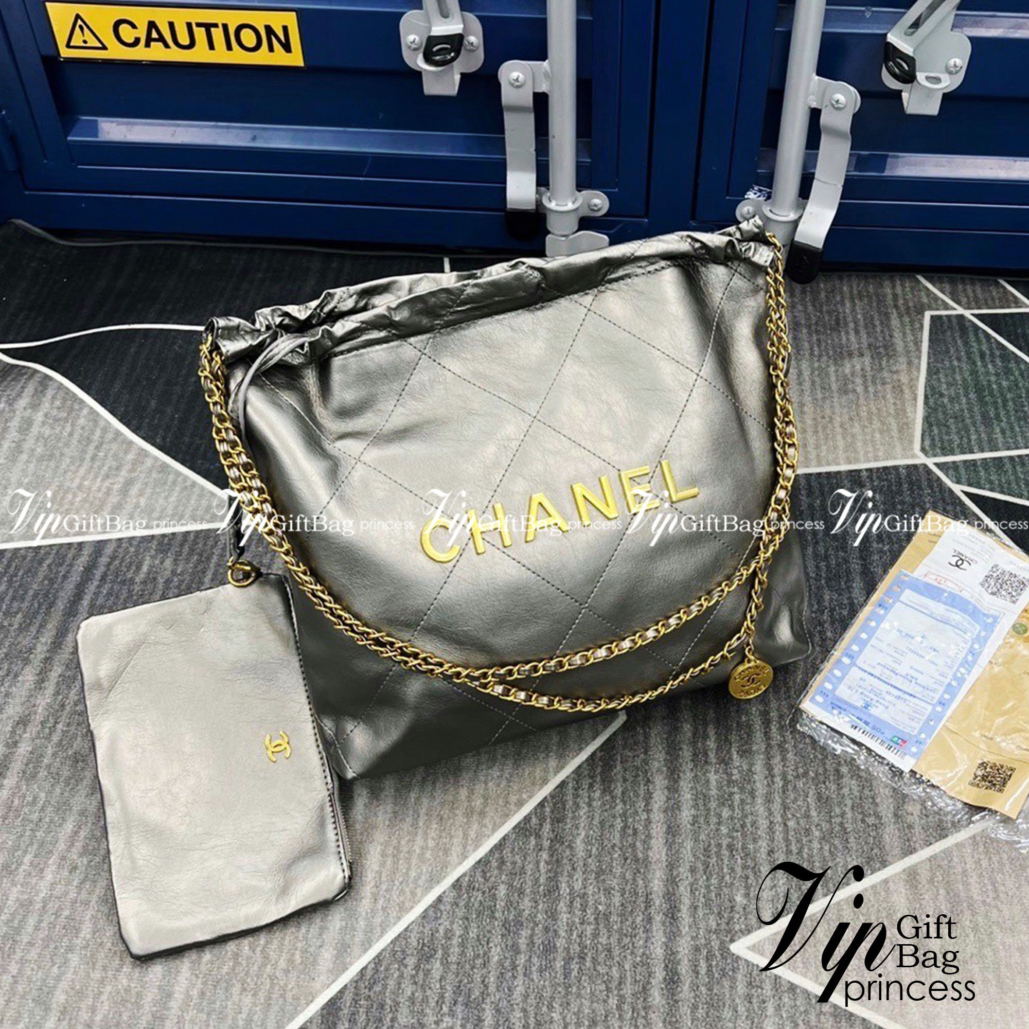 Chanel ss22 Logo CC shopping tote / Chanel 22 handbag 12" มาแรงที่สุดในตอนนี้ก็คือรุ่นนี้เลย ใช้งานง่ายรุ่นนี้สามารถใช้ได้ทั้งผู้หญิงและผู้ชายน้า เกินต้านที่สุดกับไอเท็มนี้ ที่สาวๆหรือใครๆก็ต้องมีแล้ว!! แค่เห็นก็หลงรัก กระเป๋าทรงสวย