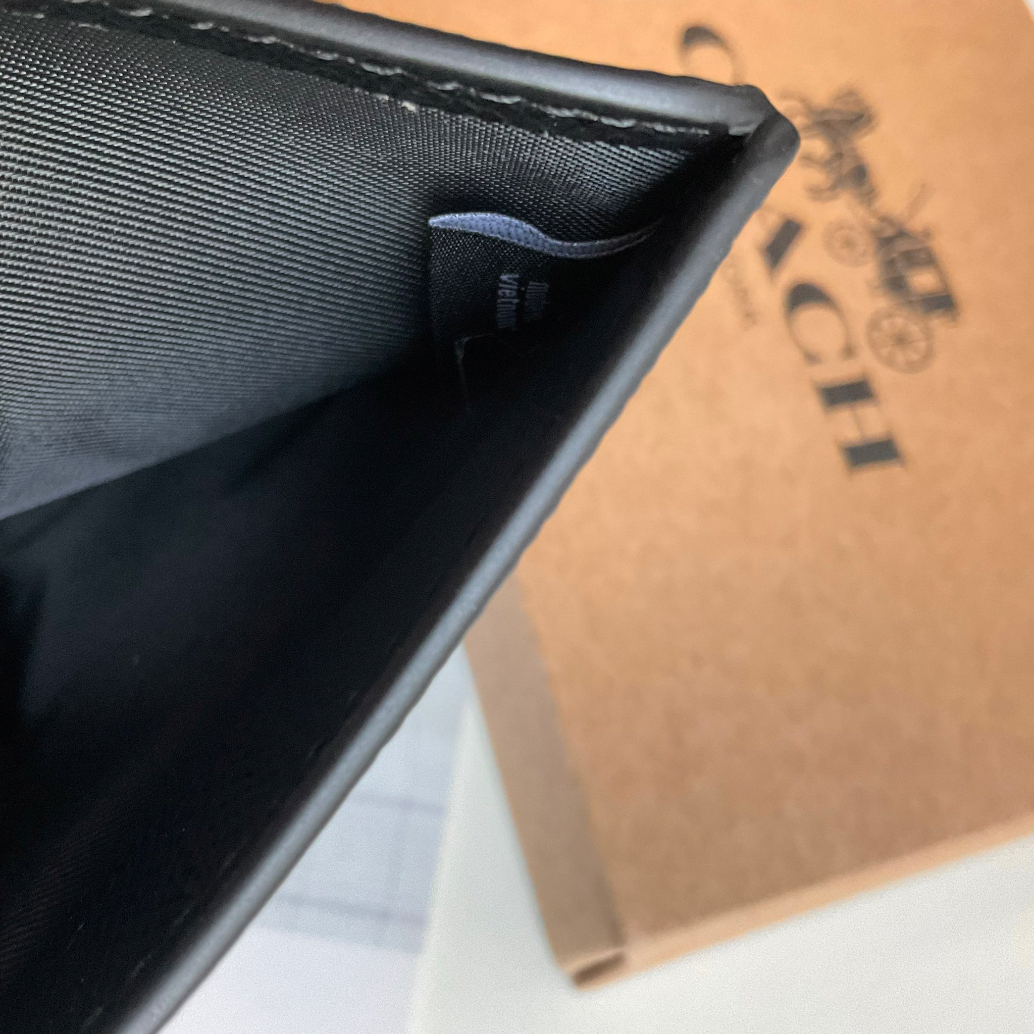 COACH SMALL WALLET IN SIGNATURE CANVAS กระเป๋าสตางค์ใบกลาง แบบพับสองตอน เปิดปิดด้วยกระดุมปั้มแบรนด์ ด้านในมีช่องใส่บัตรหลายช่อง พร้อมช่องใส่รูป และช่องใส่ธนบัตร ด้านหลังมีช่องซิปเหรียญอีกหนึ่งช่อง น้ำหนักเบา พกพาสะดวก อะไหล่ทองสุดหรู ห้ามพลาดค่ะ!