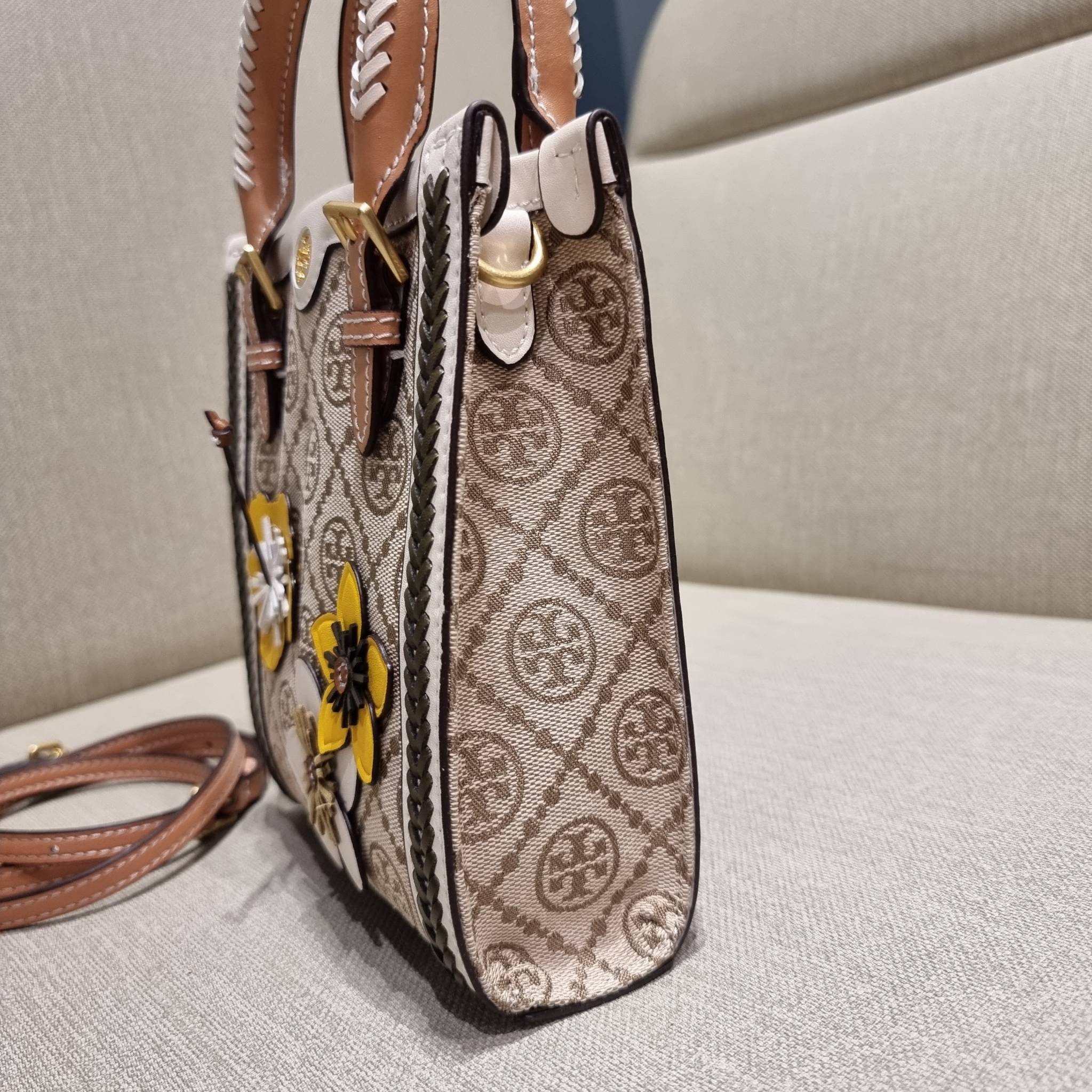 TORY BURCH T MONOGRAM BRAIDED MINI TOTE คอลเลคชั่นใหม่ พร้อมเสิร์ฟความสวยให้ถึงบ้าน!! รอบนี้จัดกระเป๋าทรงโท้ท ไซส์มินิมาให้สาวๆโดยเฉพาะ ดีไซน์ใหม่ล่าสุด สไตล์งานคราฟ มีลูกเล่นประดับดอกไม้กับตัวกระเป๋า วัสดุผ้า jacquard ตัดสลับหนังแท้ หูจับและขอบกระเป๋าตกแ