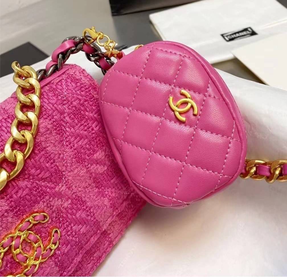 Chanel อเนกประสงค์ รุ่น Limited edition ลายวินเทจ พร้อมใบเล็ก หนังแท้ น้ำหนักเบา มีช่องใส่ของจุกจิก เปิดปิดด้วยฝาปิดกระดุม มีช่องใส่บัตร ช่องซิป ใส่กระเป๋าสตางค์ใบยาว ได้ค่ะ ตัวจริงสวยมากๆถูกใจรีบจองนะคะ ใส่มือถือได้ทุกรุ่น สายสะพายยาวคู่ สะพายได้สองแบบ ป