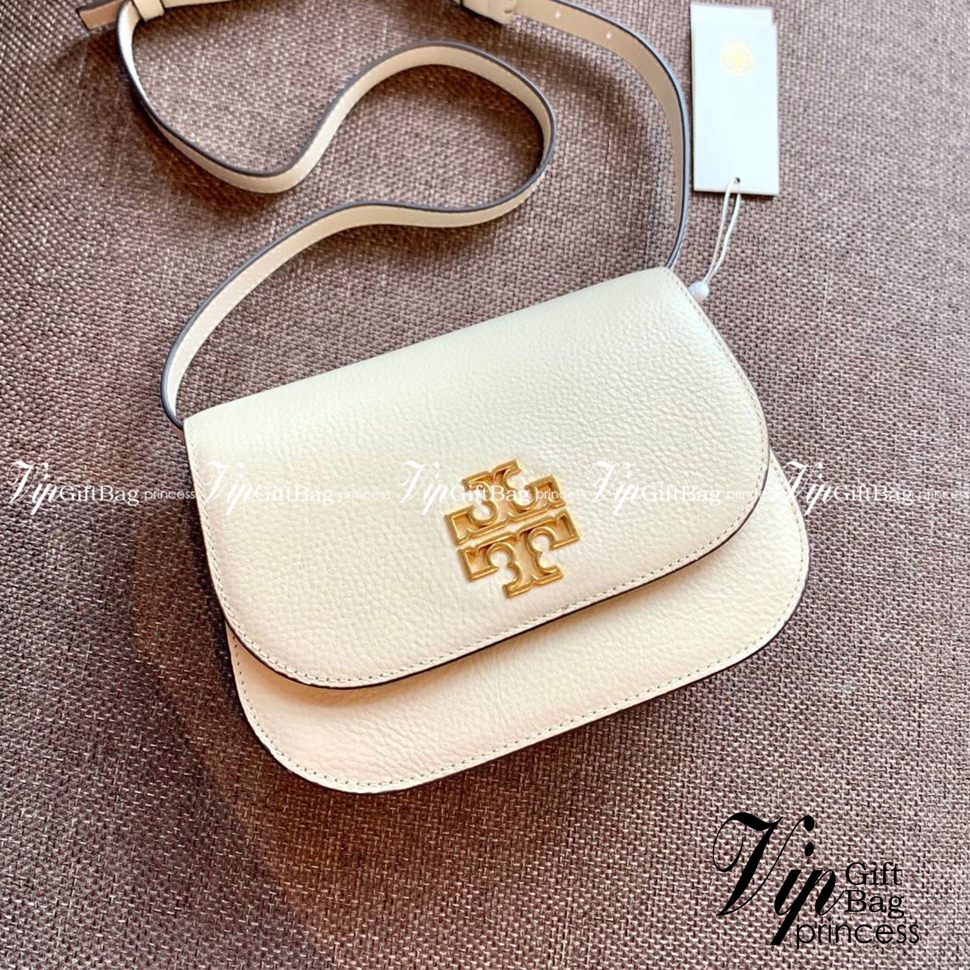 TORY BURCH BRLTTEN SMALL SADDLE BAG / Tory Burch Britten Flap Shoulder Bag กระเป๋าสะพายข้าง วัสดุหนังแกะแท้ ด้านหน้าประดับโลโก้แบรนด์ เปิด-ปิดกระเป๋าแบบกระดุมแป็กแม่เหล็กแน่นหนา ภายในมีช่องหลัก ใส่กระเป๋าเงินใบกลาง มือถือได้ทุกรุ่น มีช่องแยกใส่ของจุกจิกอี