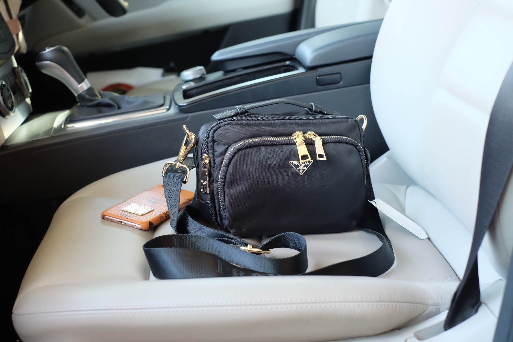 งานพรีเมี่ยมกิ้ฟ จากเคาเตอร์ต่างประเทศคะ 🐼รุ่น Limited edition ค่า ได้ กระเป๋าอเนกประสงค์ #ใบนี้2in1 จากแบรนด์ PRADA มาค่า เป็น กระเป๋าผ้าไนล่อน ตามแบบฉบับของแบรนด์เลย ใบนี้มีสายยาวให้คะ มีหูสั้นสำหรับถือได้ด้วยคะ #เลิศมาก สะพายเป็น shoulder bag ไ