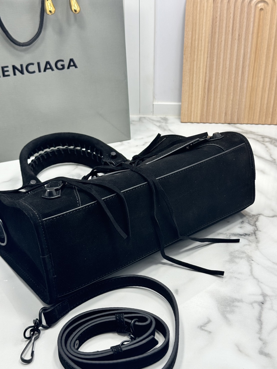 ORI หนังแท้ | Balenciaga Le City suede bag 30cm กระเป๋าถือ/สะพายข้างดีไซน์โดดเด่นสวยเท่ล้ำสมัย ใหม่ล่าสุดงานหนังกลับที่สุดแห่งความไอคอนิกไม่เหมือนใคร มีกิมมิคและลูกเล่นแพรวพราว