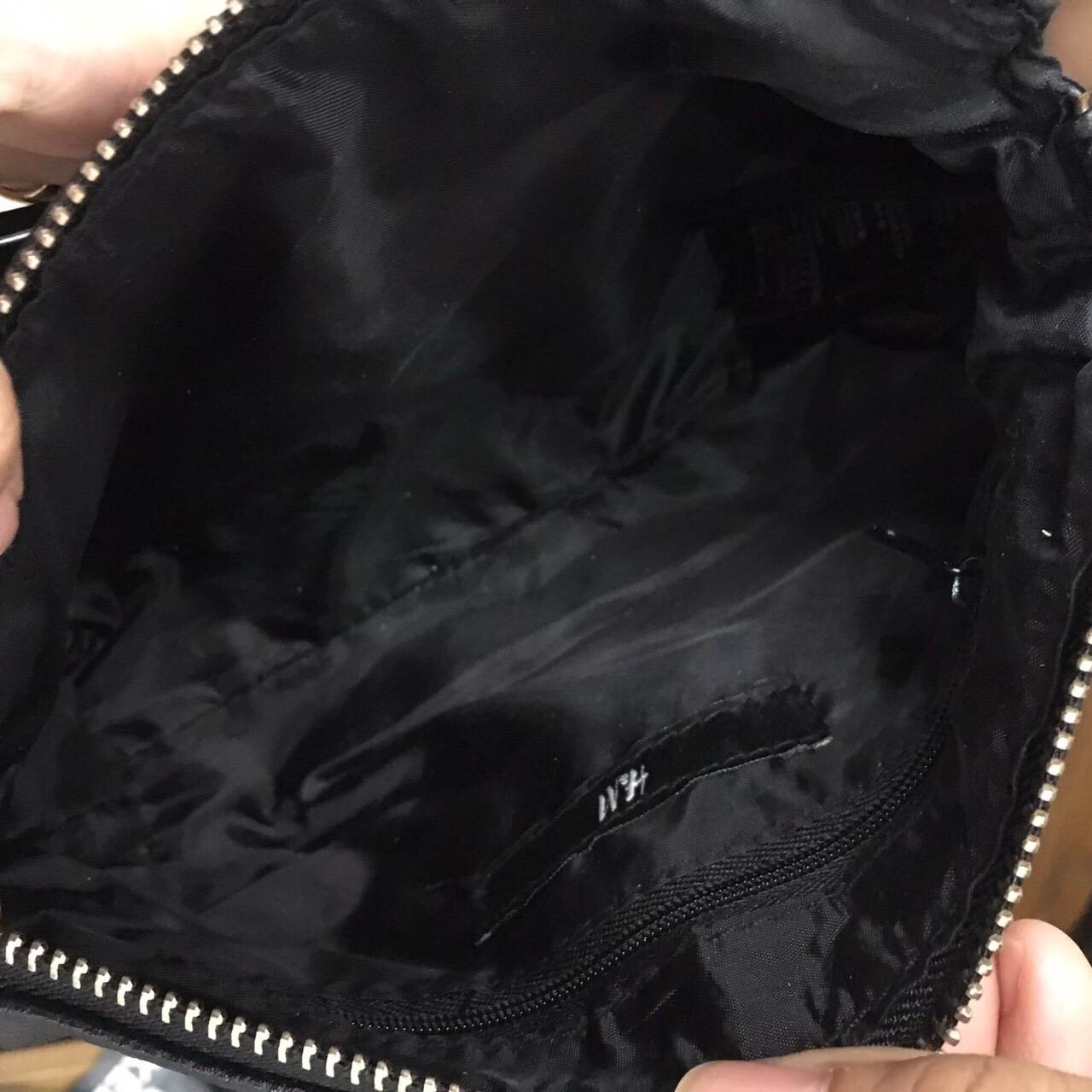 สินค้ามาใหม่ค่า😊 ทรงสุดฮิตจากแบรนด์ h&m กระเป๋า ทรงshoulder & clutch bag ตัวกระเป๋าลายหนังดี๊ดีค่า นิ่มมาก สามารถเก็บสายถือเป็นคลัชได้เลยน้า หรือสะพายพาดลำตัวก้อน่ารักค่าใบนี้ เรียบๆ เข้ากับชุดง่าย #จุดเด่นที่ น้ำหนักเบา สามารถ สะพายไหล่ข้างลำตัว