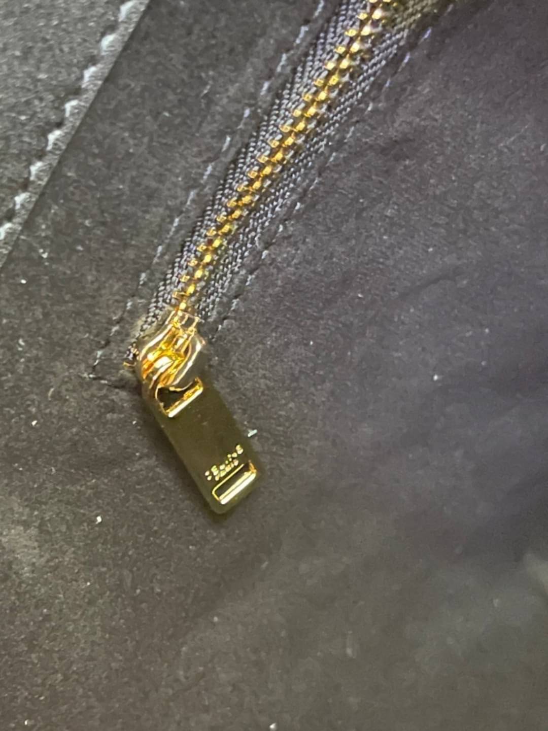 หนังแท้ CELINE SMALL BUCKET CUIR TRIOMPHE IN SMOOTH CALFSKIN / CELINE BUCKET BAG CUIR TRIOMPHE พร้อมส่งที่ไทย คอลเลคชั่นใหม่ ฮิตข้ามปี กับกระเป๋าสะพายทรงถัง ใช้งานง่ายที่สุด สายสะพายในตัว ปรับใช้ได้เลย วัสดุหนังวัว เรียบหรู ผู้ดีไปอีก โดดเด่นด้วยโลโก้เอกล