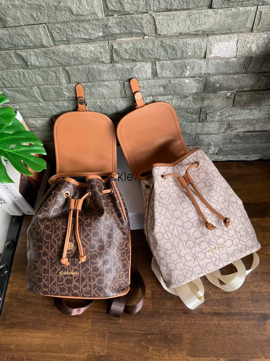 CALVIN KLEIN Monogram Backpack กระเป๋าสะพายเป้รุ่นใหม่ชนช้อป รุ่นยอดนิยม วัสดุ PVC คุณภาพดี หนังนิ่มสวย ฐานกระเป๋าแข็ง ตั้งอยู่ทรงรองรับน้ำหนักได้ดีมากๆ ตัวกระเป๋ามีน้ำหนักเบา ด้านหน้าประดับด้วยโลโก้แบรนด์ สายยาวดีไซน์เก๋ สะพายไม่เจ็บไหล่ เลื่อนปรับได้ฟรี