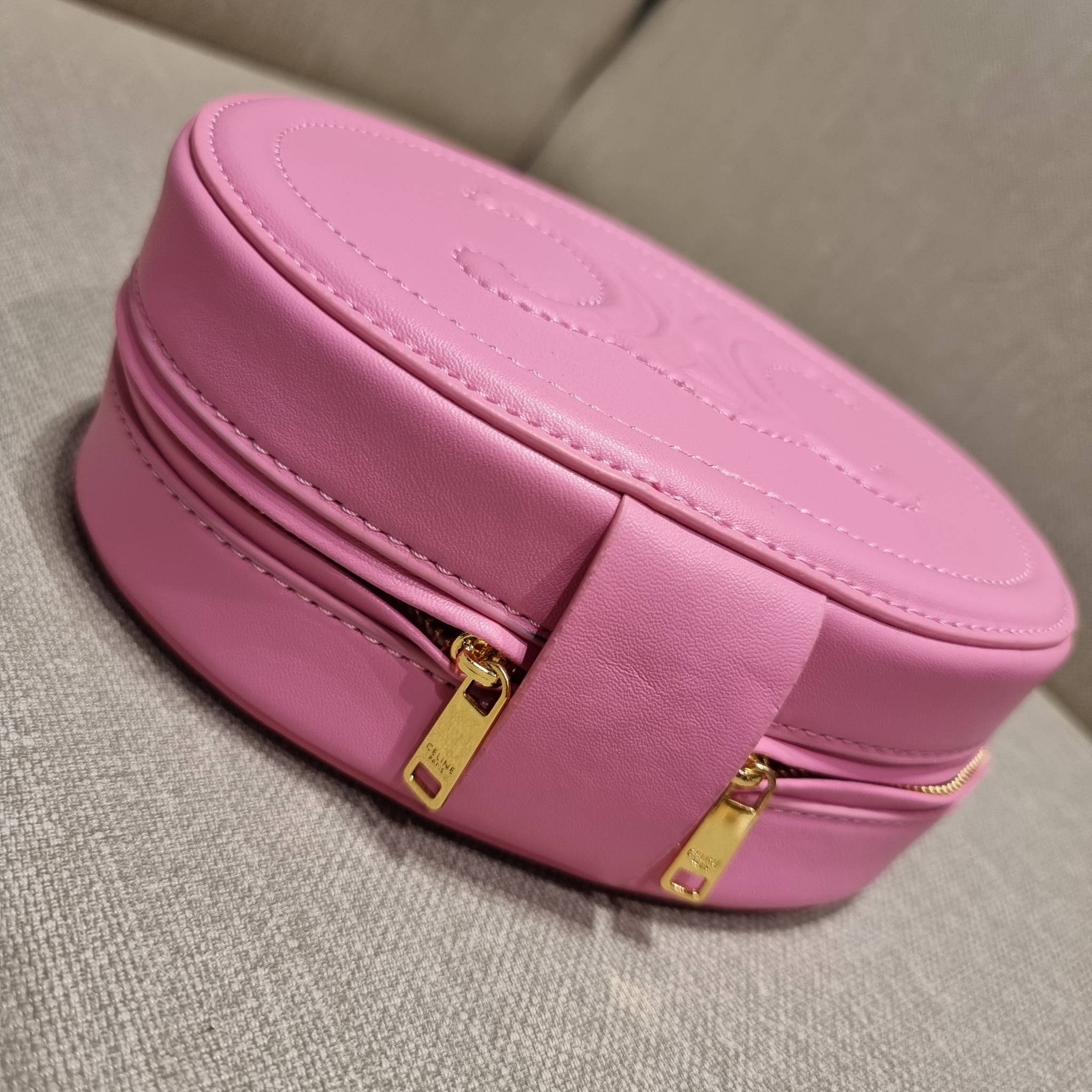 VIP 🥂 CELINE OVAL MINAUDIERE CUIR TRIOMPHE น้องน่ารักม้ากกกก!! น่ารักตะโกนไปเลย!! กับกระเป๋าทรง oval รุ่นแรร์ไอเท็ม ที่หายาก และ sold out ไปหลายรอบ!! น้องใบกะทัดรัด สำหรับสาวๆที่ชอบพกพกของแบบง่ายๆ ให้ชีวิตไม่ยุ่งยาก คล้องแขนใช้งานเก๋ๆ วัสดุหนังสัง