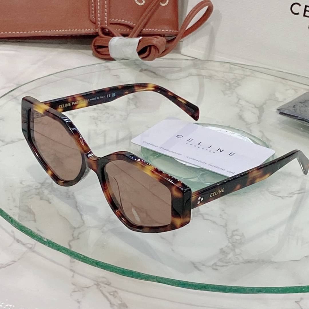 แว่นตาลิซ่า Celine Sunglass เกรดท็อปออริ 1:1 สลับแท้ เกรดดีสุด ใช้งานต่างประเทศได้ มาพร้อมกระเป๋าใส่แว่นปักลายซีลีน