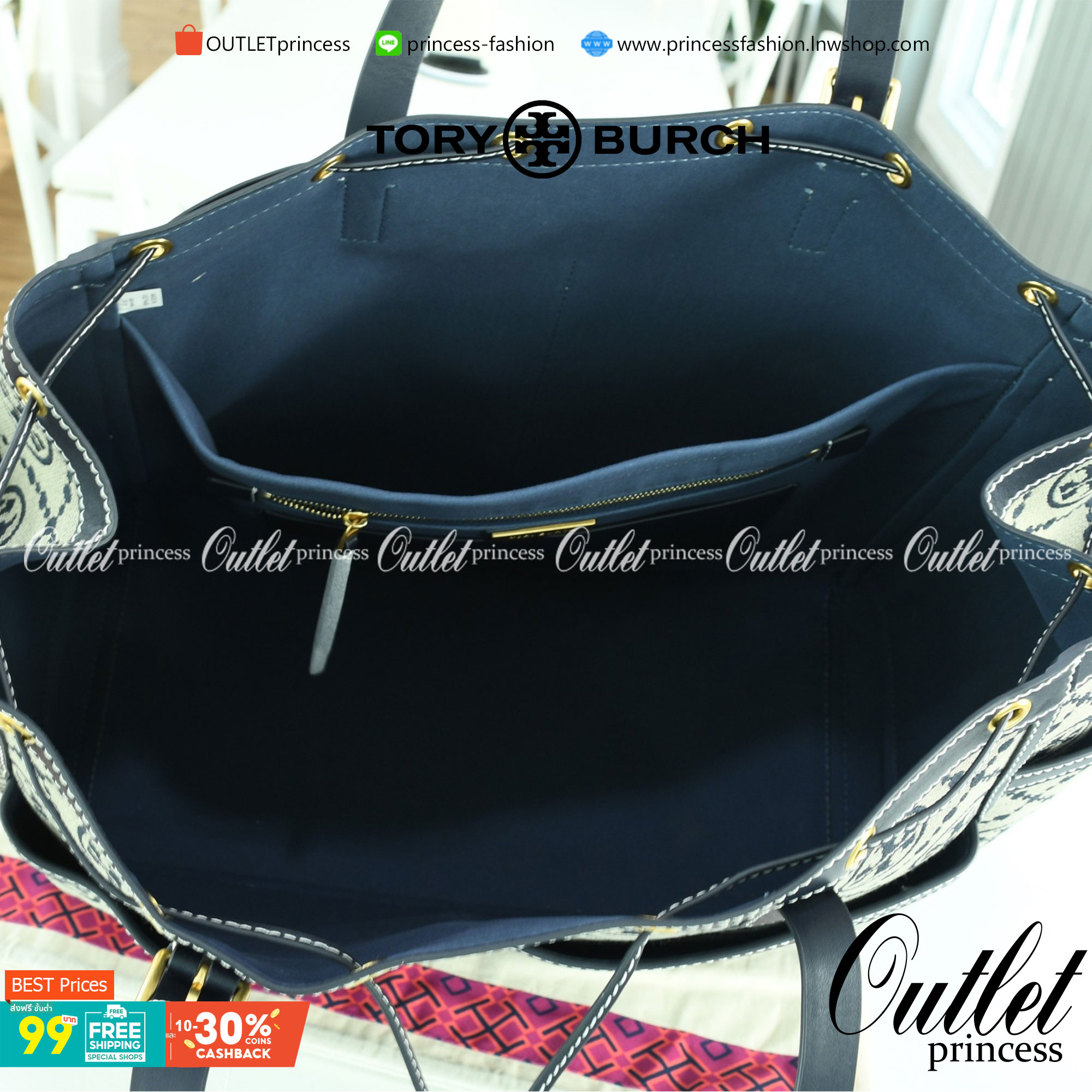 OUTLET 】TORY T MONOGRAM JACQUARD WFH TOTE กระเป๋าถือหรือสะพายไหล่ วัสดุ Canvas ปักษ์ลายแบรนด์ อะไหล่ทองสวยหรู น้ำหนักเบา จุของได้เยอะ ด้านหน้ามีกระเป๋าเล็ก2ช่อง ด้านหลัง2ช่อง ด้านในโล่ง มีช่องใหญ่1ช่อง ช่องเล็ก1ช่อง และอีก1ช่องซิป ใบใหญ่ Size XL ใส่เสื้อผ