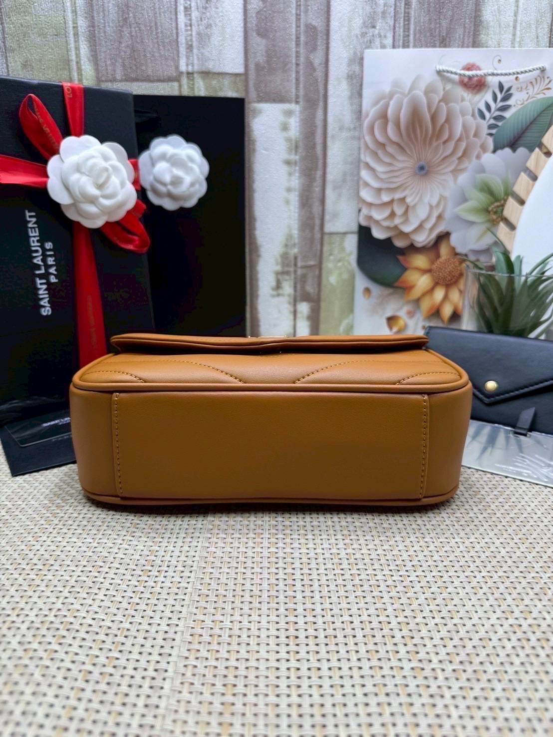 ORI หนังแท้ | YSL LOULOU small in MATELASSÉ กระเป๋าสะพายสายโซ่าีทองหรูหรา งานหนังแท้เนื้อนุ่มตะเข็บเย็บลายเชฟรอนสวยหรูโดดเด่นเป็นเอกลักษณ์ 🤍 เกรดออริจินอล หนังแท้