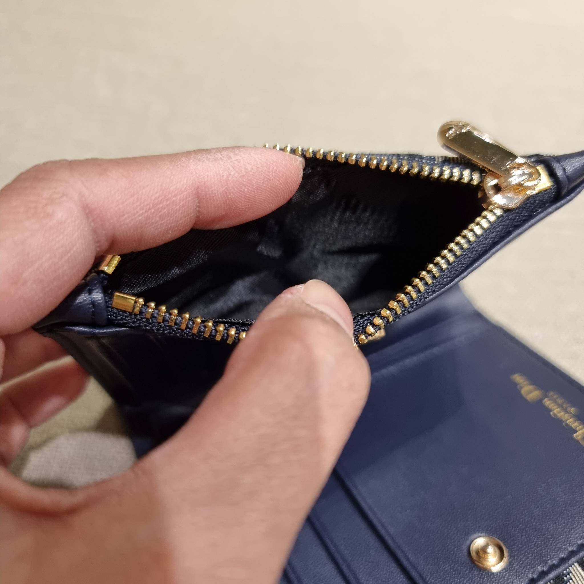 VIP 】CD MULTI WALLET WITH GWP กระเป๋าสตางค์ขนาดเหมาะมือ กำลังสวย พรีเมี่ยมกิ๊ฟจากเคาน์เตอร์ ดีไซน์แบบพับ ใช้งานง่าย พร้อมช่องซิปในตัว วัสดุผ้าแคนวาสปักลาย สลับหนังแท้ภายใน ภายในมีช่องใส่บัตร ใส่ธนบัตรได้ สะดวกใช้มากๆ มาพร้อม box set ในราคาที่ถูก พร้อมส่งต