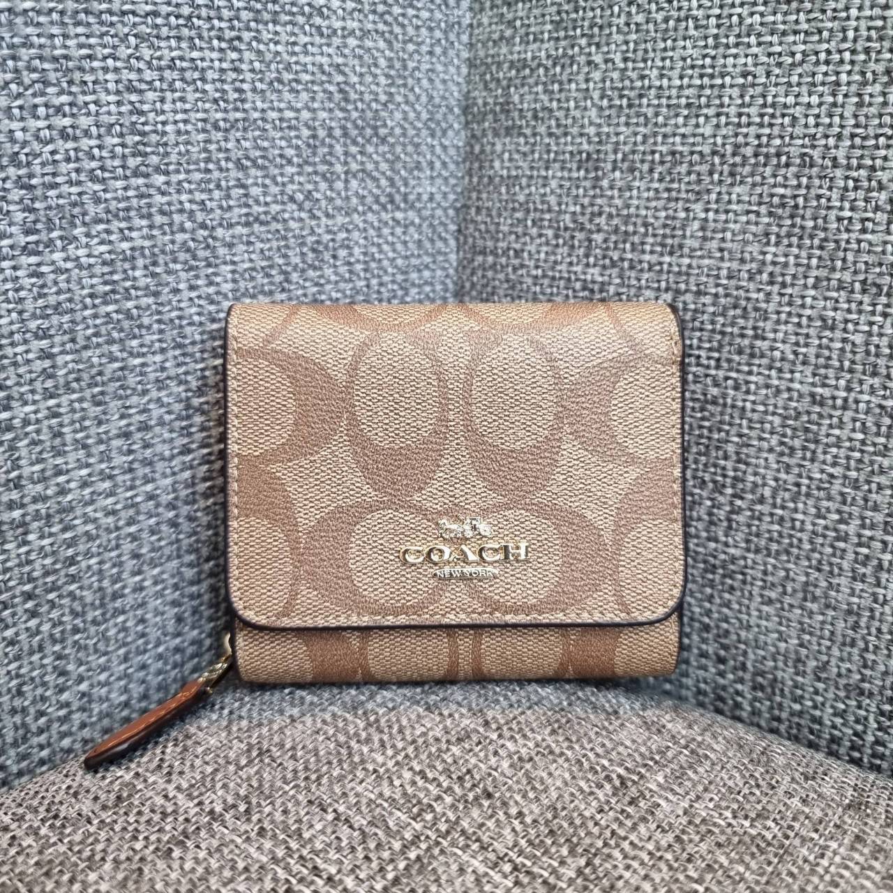 OUTLET 】COACH F41302 SMALL TRIFOLD WALLET IN SIGNATURE CANVAS สวยคลาสสิค พกพาง่าย ใบเล็กน่ารักน่าใช้ ต้องยกให้ใบนี้จ้า 💗💋 ตอบโจทย์คนชอบพกน้อยที่สุด!! กระเป๋าสตางค์ใบสั้นหนังแคนวาสเคลือบคุณภาพดี ภายในเป็นหนังแท้ ใส่บัตร ใส่ธนบัตรได้ทุกชนิด 