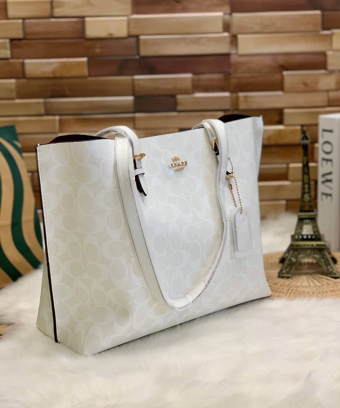 COACH MOLLIE TOTE IN SIGNATURE CANVAS ((1665)) พร้อมส่งอีกครั้ง ห้ามพลาดค่า! กระเป๋าหิ้ว//คล้องไหล่ ใบใหญ่ ทรงTote หนังแท้นิ่มอย่างดีค่ะ ภายในแบ่ง2ช่องใหญ่ สามารถใส่ A4ได้เลย ช่องกว้างมากๆ มีช่องกระเป๋าซิปกลางให้ใส่ของอีกช่องนะคะ