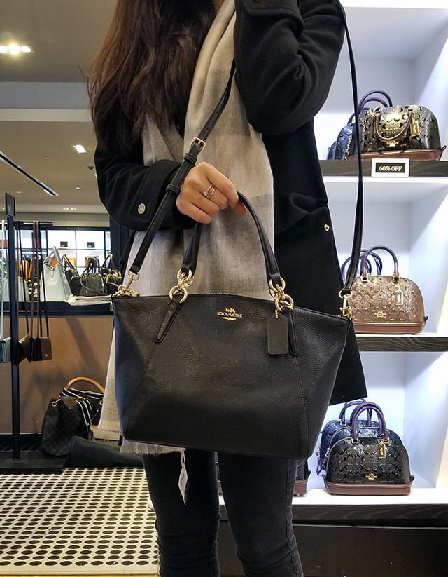 COACH F36675 SMALL KELSEY SATCHEL กระเป๋าถือ/สะพายข้าง ทรงพัดรุ่นคลาสสิค ขายดีทุกรอบ ด้วยรูปทรงที่สวย ใช้งานง่าน มีหูจับในตัว และสายครอสมาให้ วัสดุหนัง pepble สัมผัสดี (หนังจะมีรอยกดทับบ้าง ใช้งานเรื่อยๆหนังจะฟูขึ้นปกติ) เปิด-ปิดด้วยซิป รูดใช้งานง่าย ภายใ