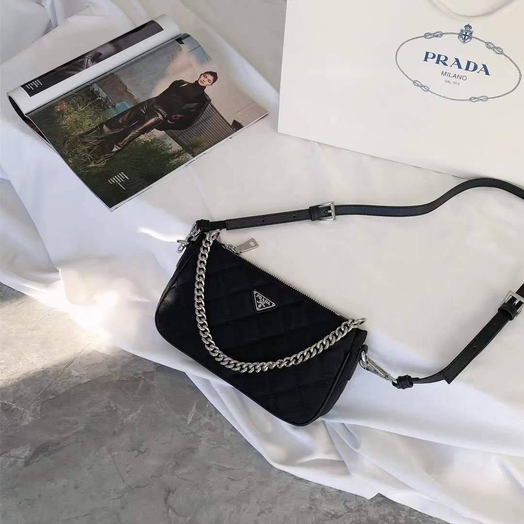 PRADA Tessuto Nylon Crossbody Bag ✨ กระเป๋าผ้าไนล่อนลายตาราง ขนาดกำลังดีกำลังน่ารักเลยค่ะ เหมาะกับการใช้เป็น EVERYDAY LOOK สุดๆ ใบนี้ห้ามพลาดเลย