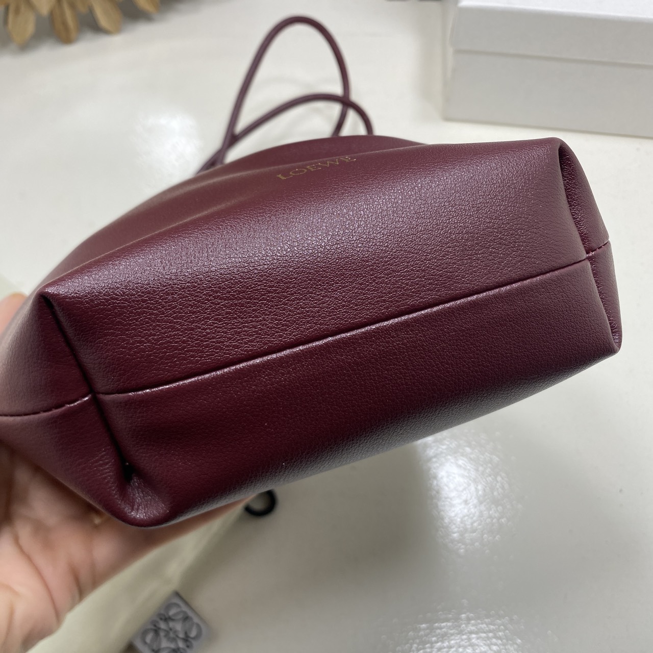 ORI หนังแท้ | LOEWE Mini Flamenco purse in mellow nappa leather / Loewe Bucket Bag กระเป๋าสะพายทรงบัคเก็ตไซส์มินิ หนังเรียบสวยหรู เรียบง่าย หนังแท้ผิวสัมผัสนุ่มมือ น้ำหนักเบาและนุ่มสบาย ดีไซน์จับจีบ เชือกผูกแบบปมโบราณ และสายโซ่รูปโดนัท